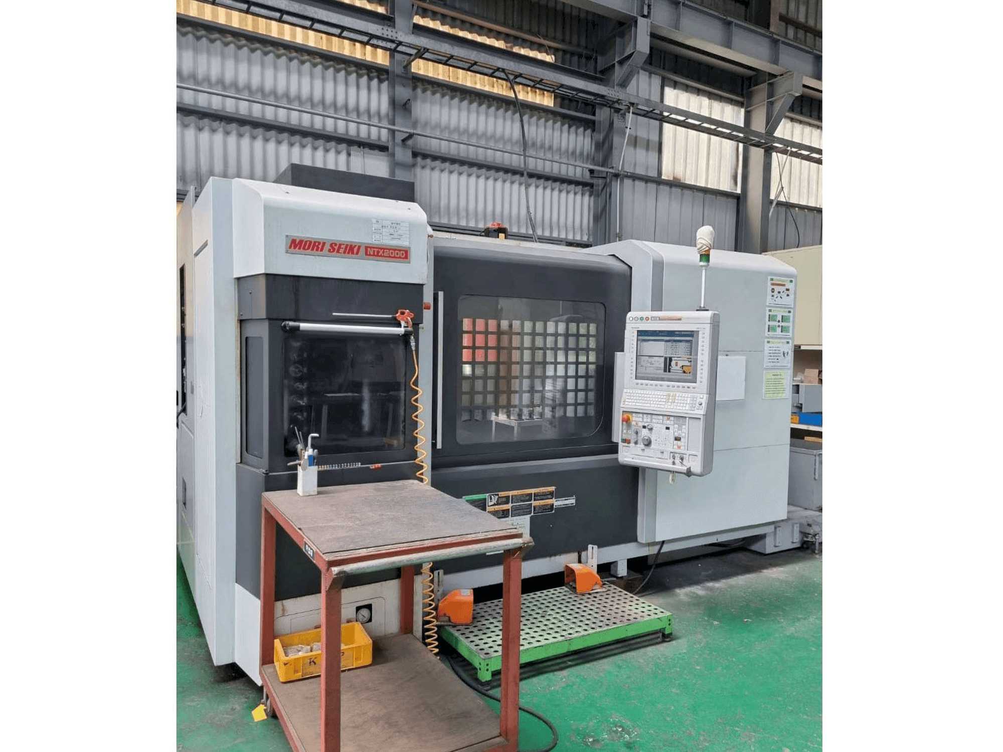 Koneen DMG Mori Seiki NTX2000/1500S etunäkymä