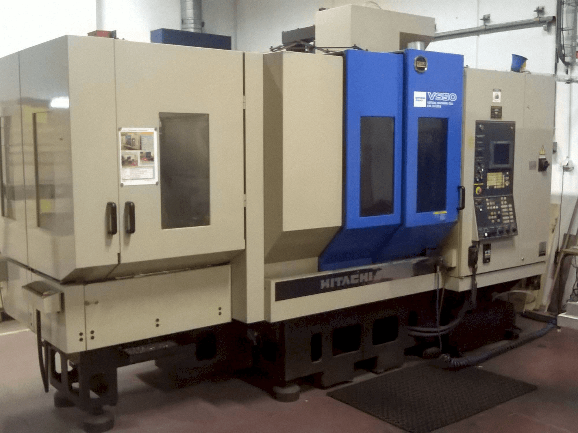 Koneen Hitachi VS 50 etunäkymä