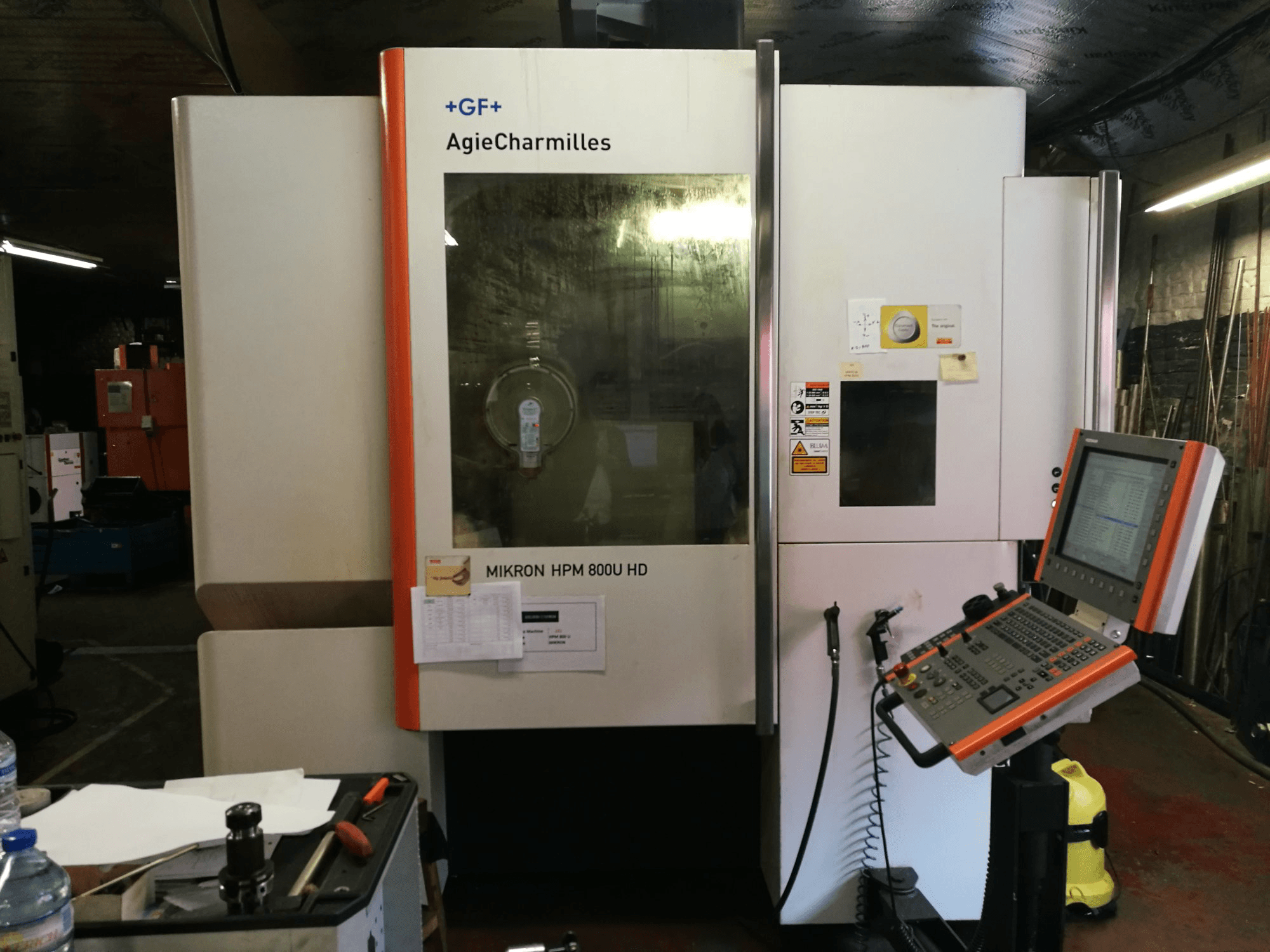 Koneen AgieCharmilles etunäkymä MIKRON HPM 800U HD