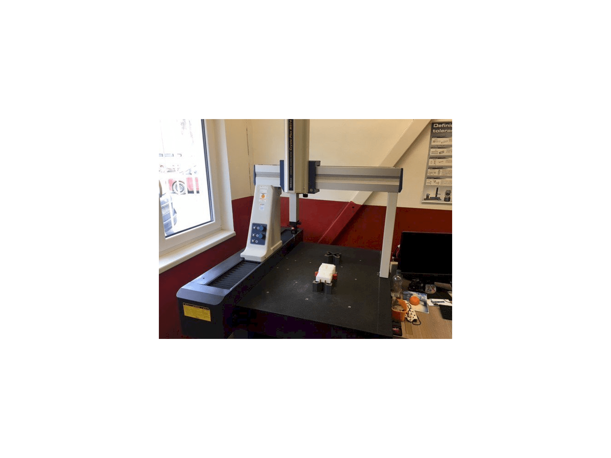 Koneen Mitutoyo Crysta-Plus M 574 etunäkymä