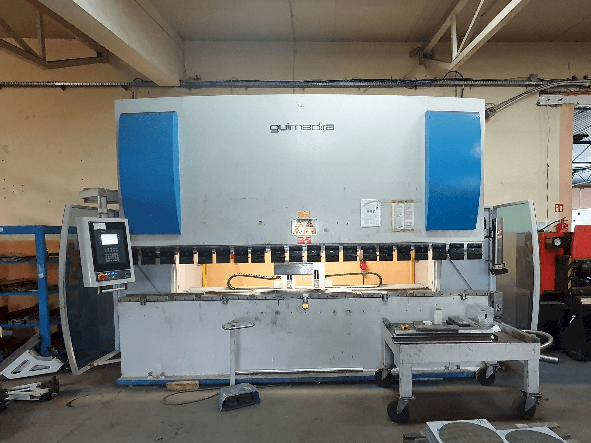 Koneen ADIRA PMO-16040PLS etunäkymä