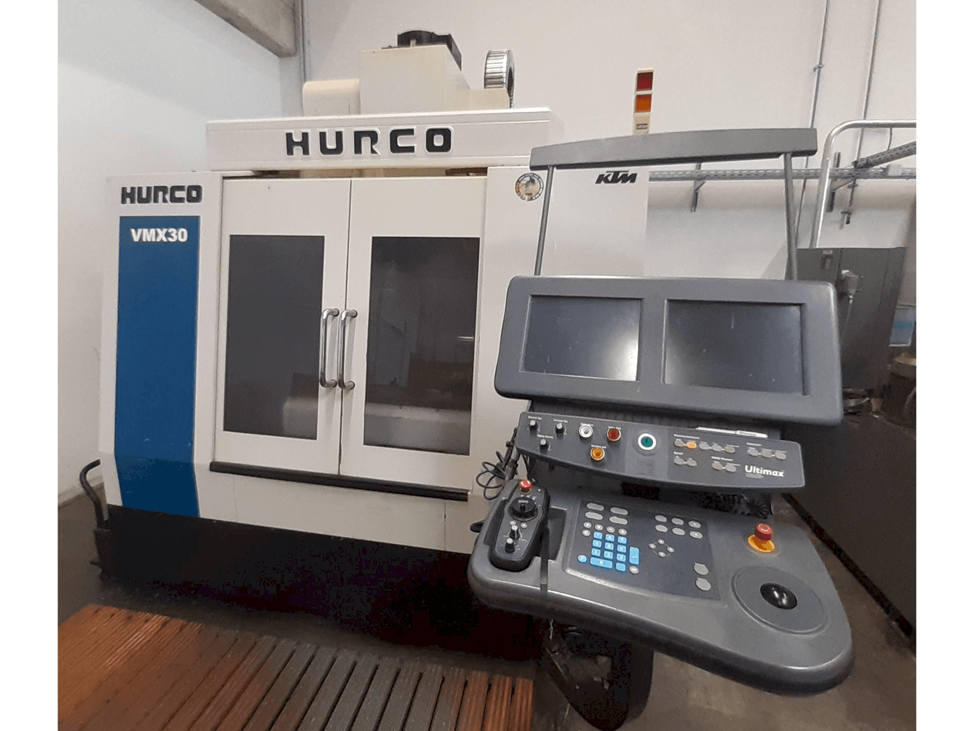Koneen Hurco VMX 30 etunäkymä