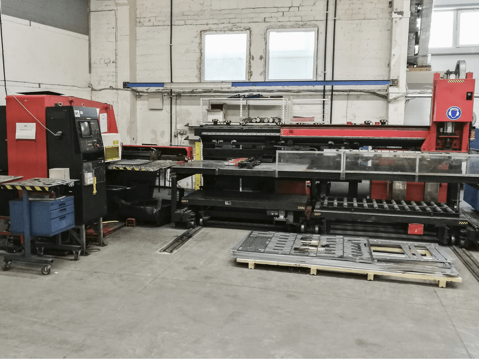 Koneen AMADA etunäkymäARIES 245