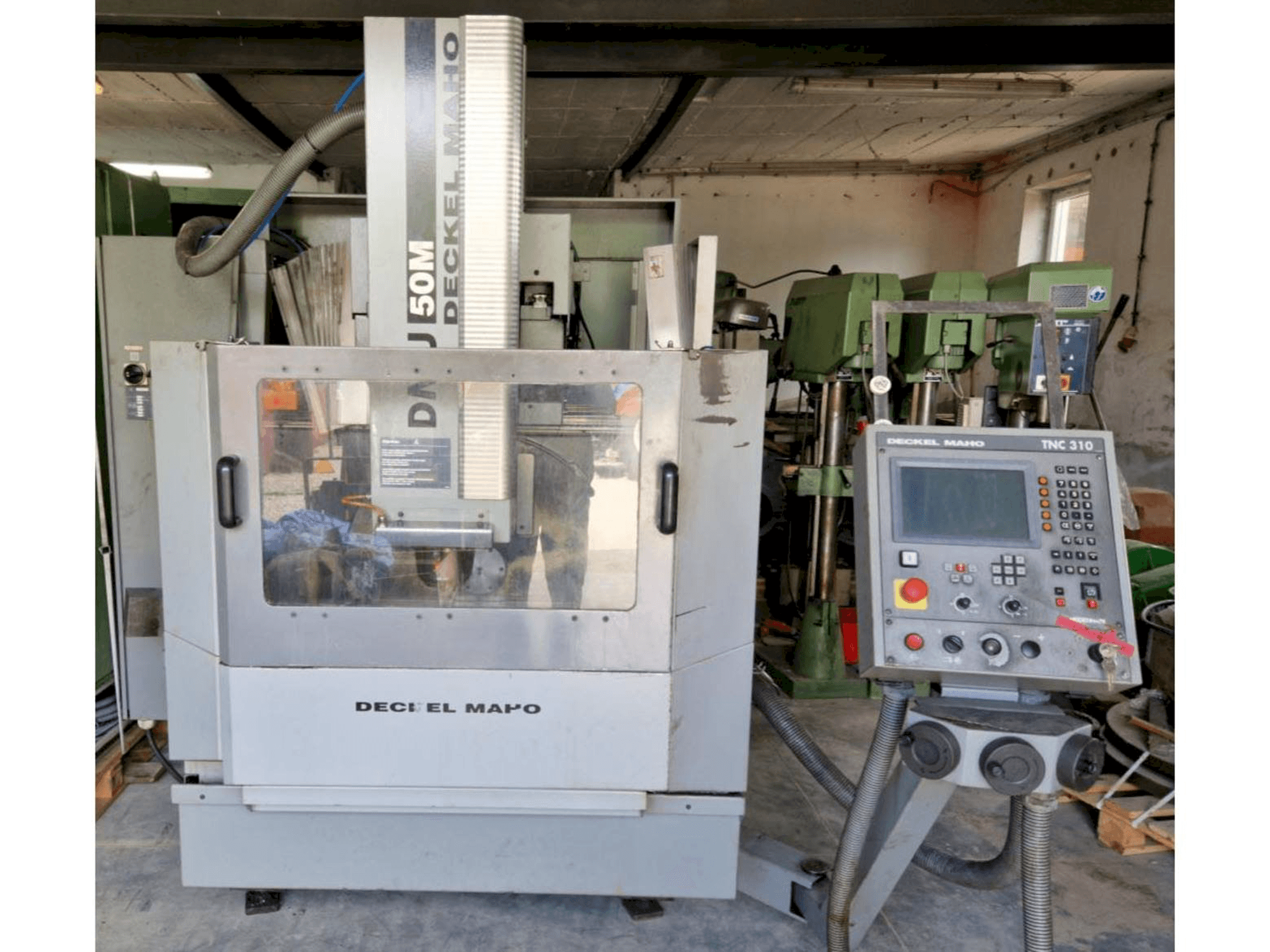 Koneen DECKEL MAHO DMU 50M etunäkymä