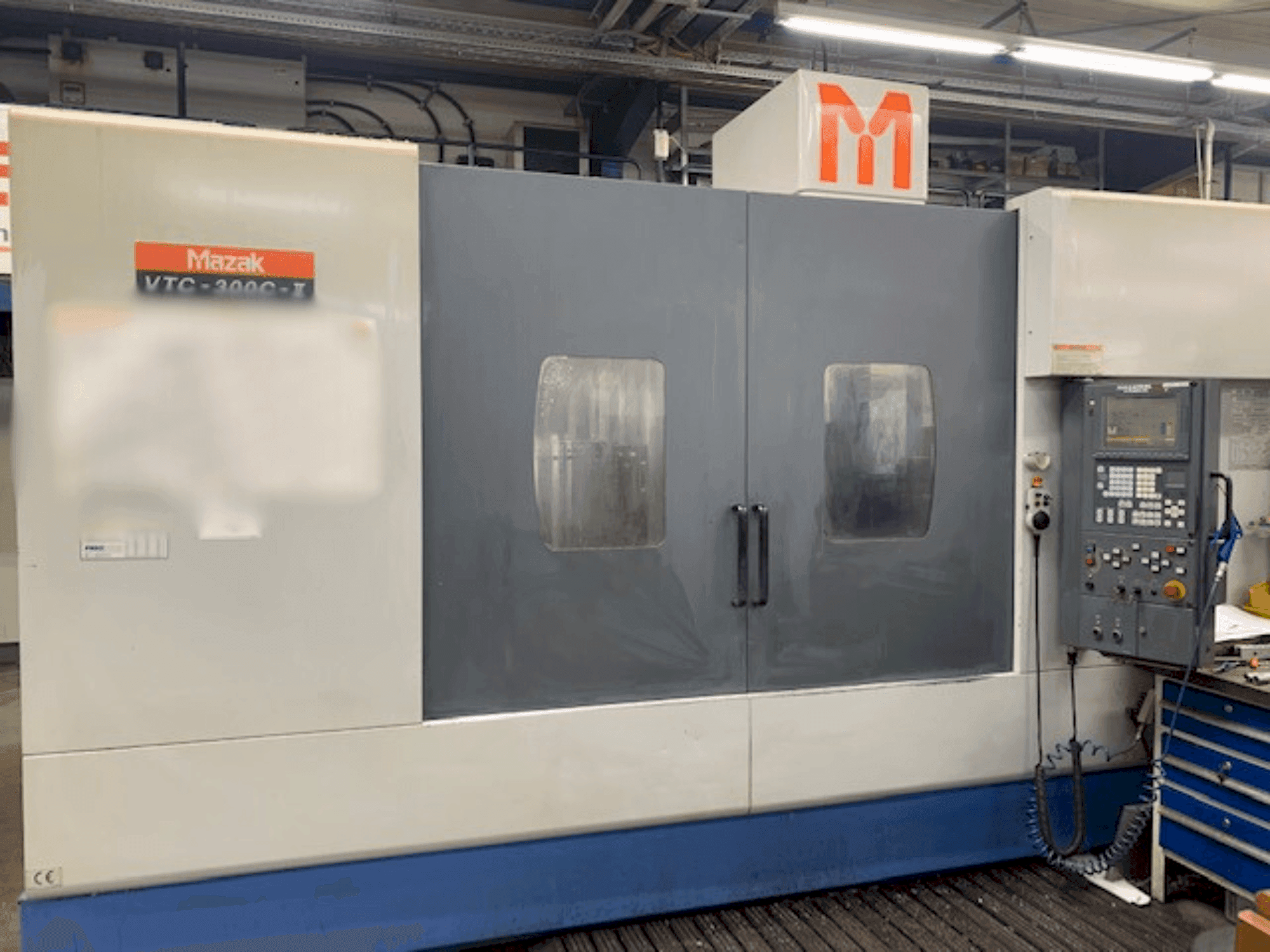 Koneen Mazak VTC 300C II etunäkymä