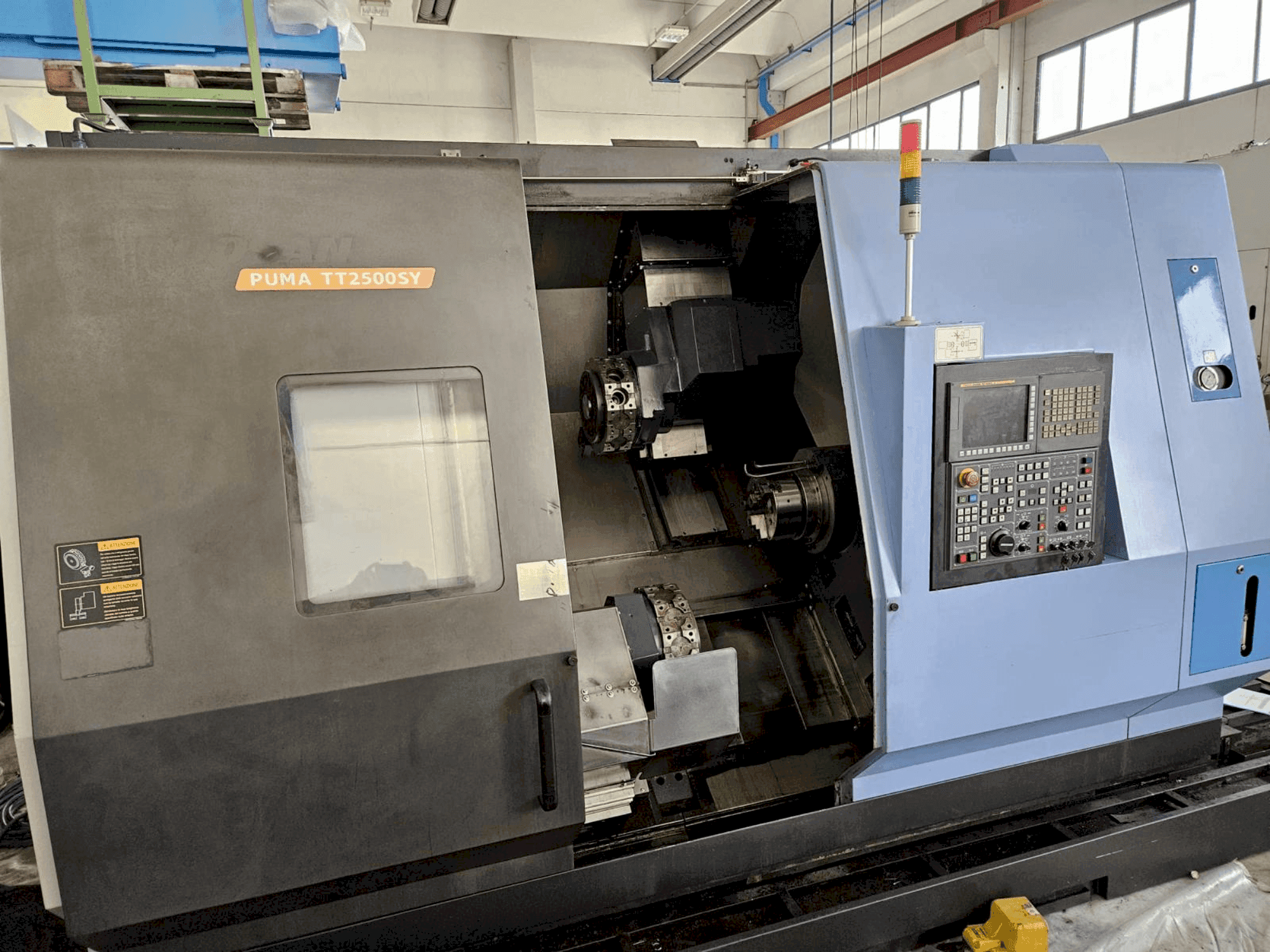 Koneen DOOSAN TT2500SY etunäkymä