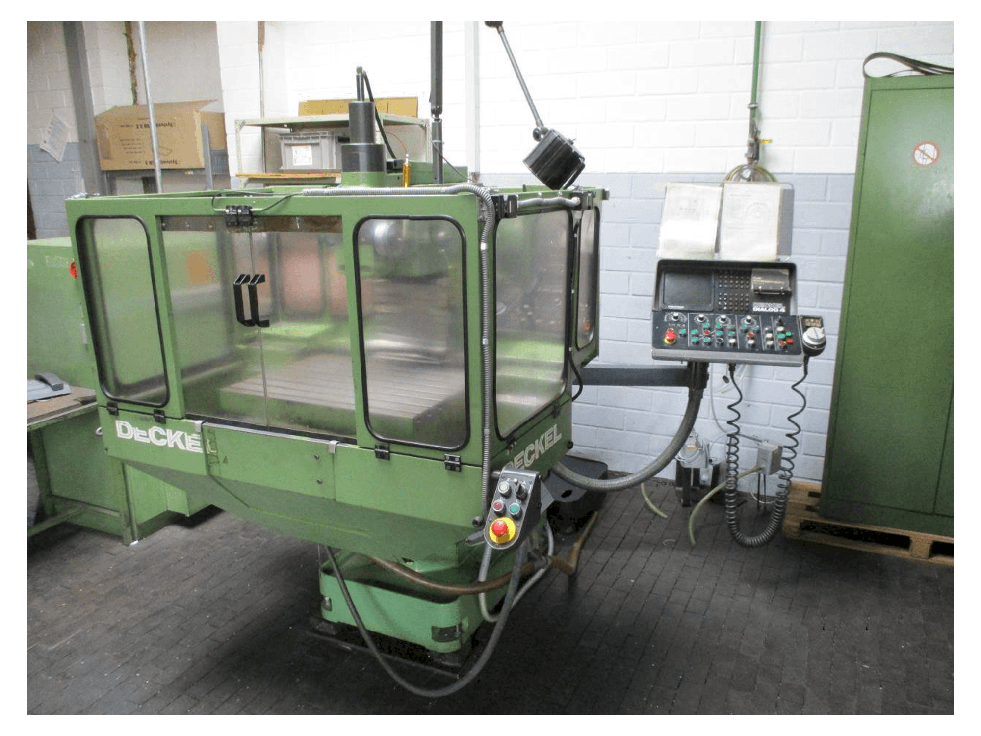 Koneen DECKEL FP 3NC etunäkymä