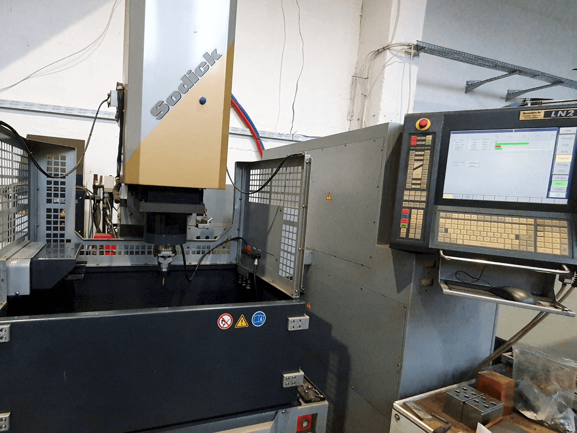 Koneen Sodick AM3L (2005) etunäkymä