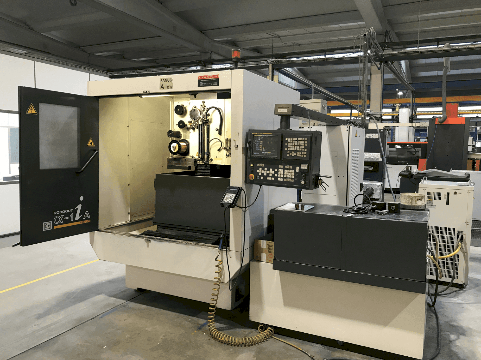 Koneen FANUC ROBOCUT α-1iA etunäkymä
