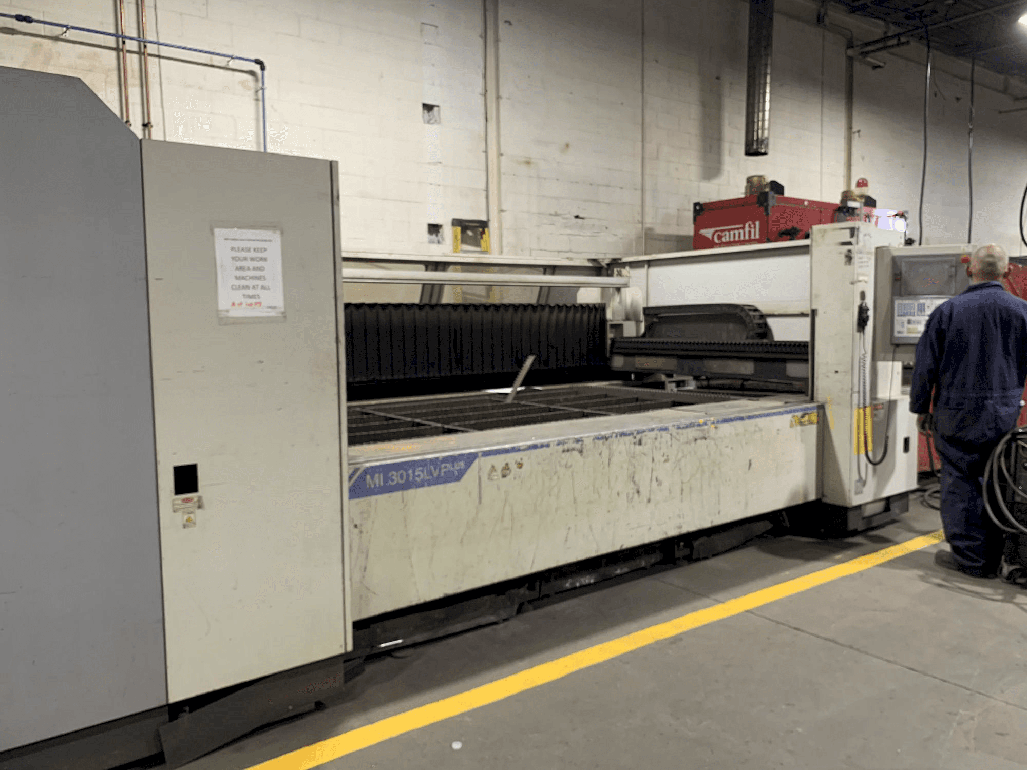 Koneen Mitsubishi LV 3015 PLUS vasemman sivun näkymä