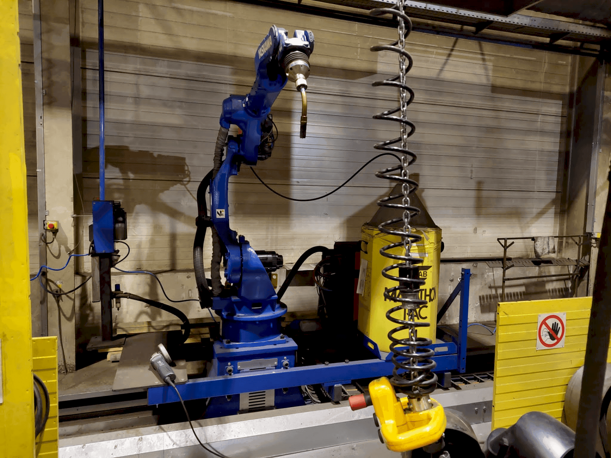 Koneen Yaskawa MA2010 Welding Station etunäkymä