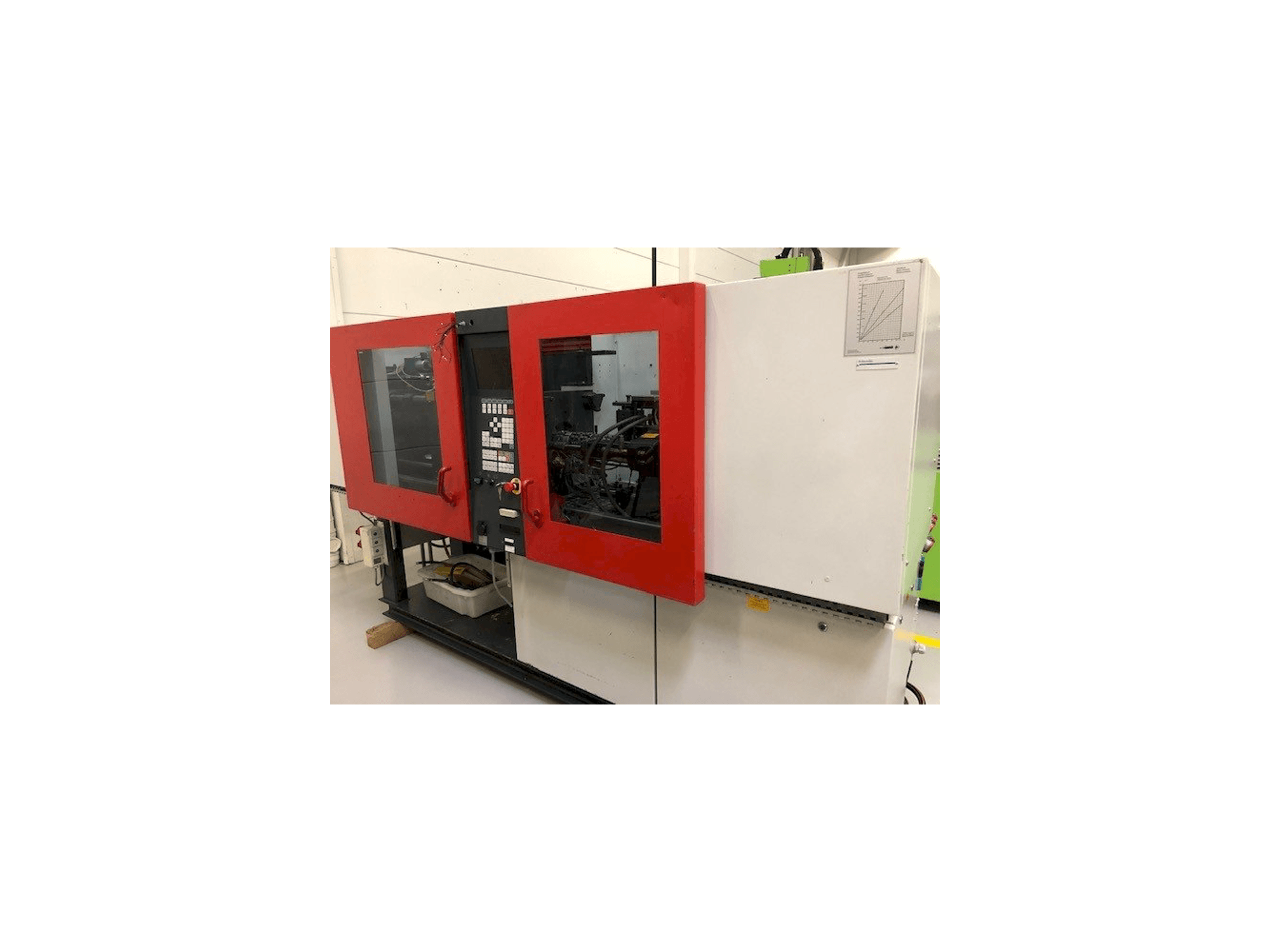 Koneen FERROMATIK MILACRON K40 D-E vasemman sivun näkymä