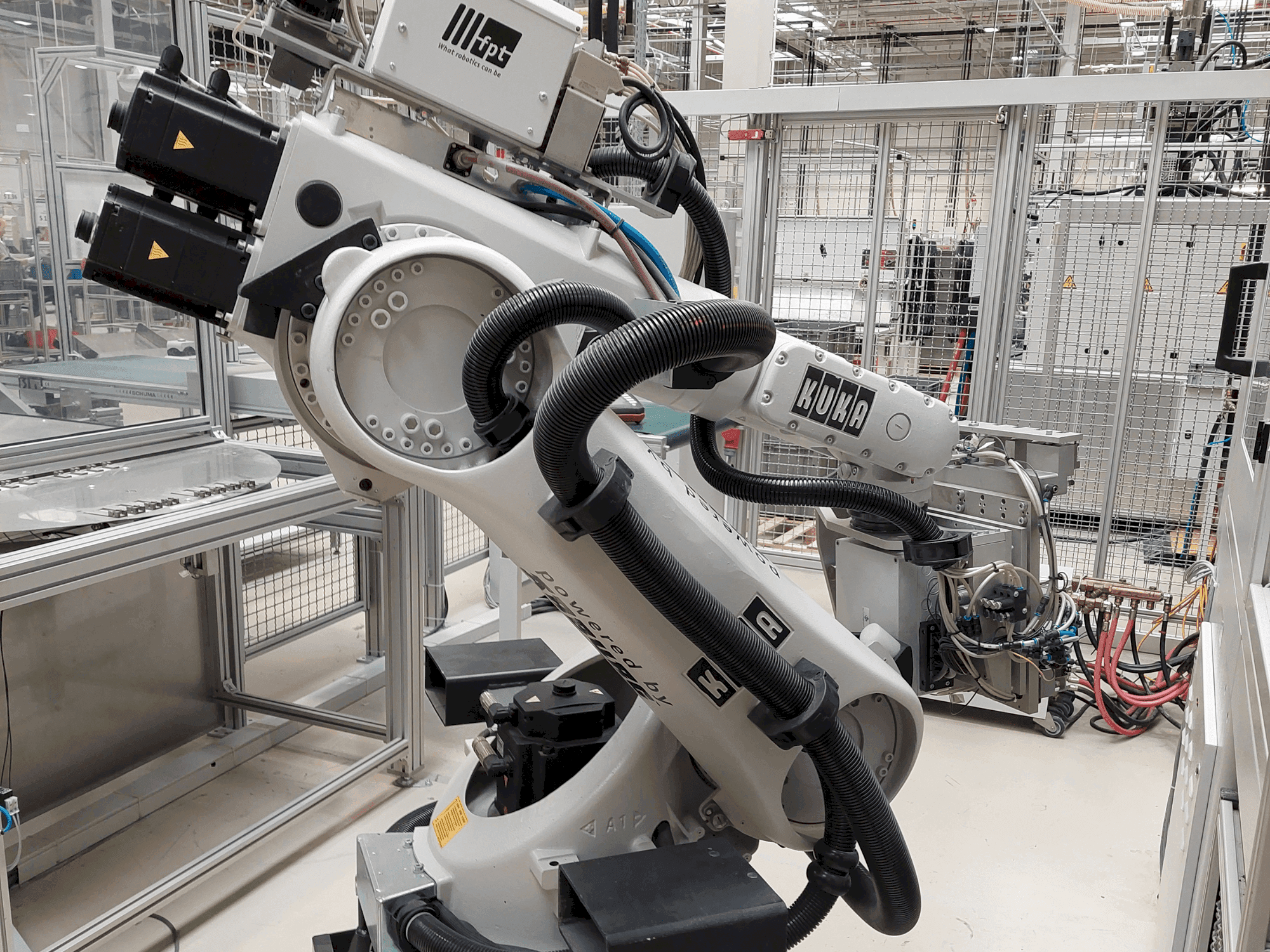 Koneen KUKA KR 30-3 etunäkymä