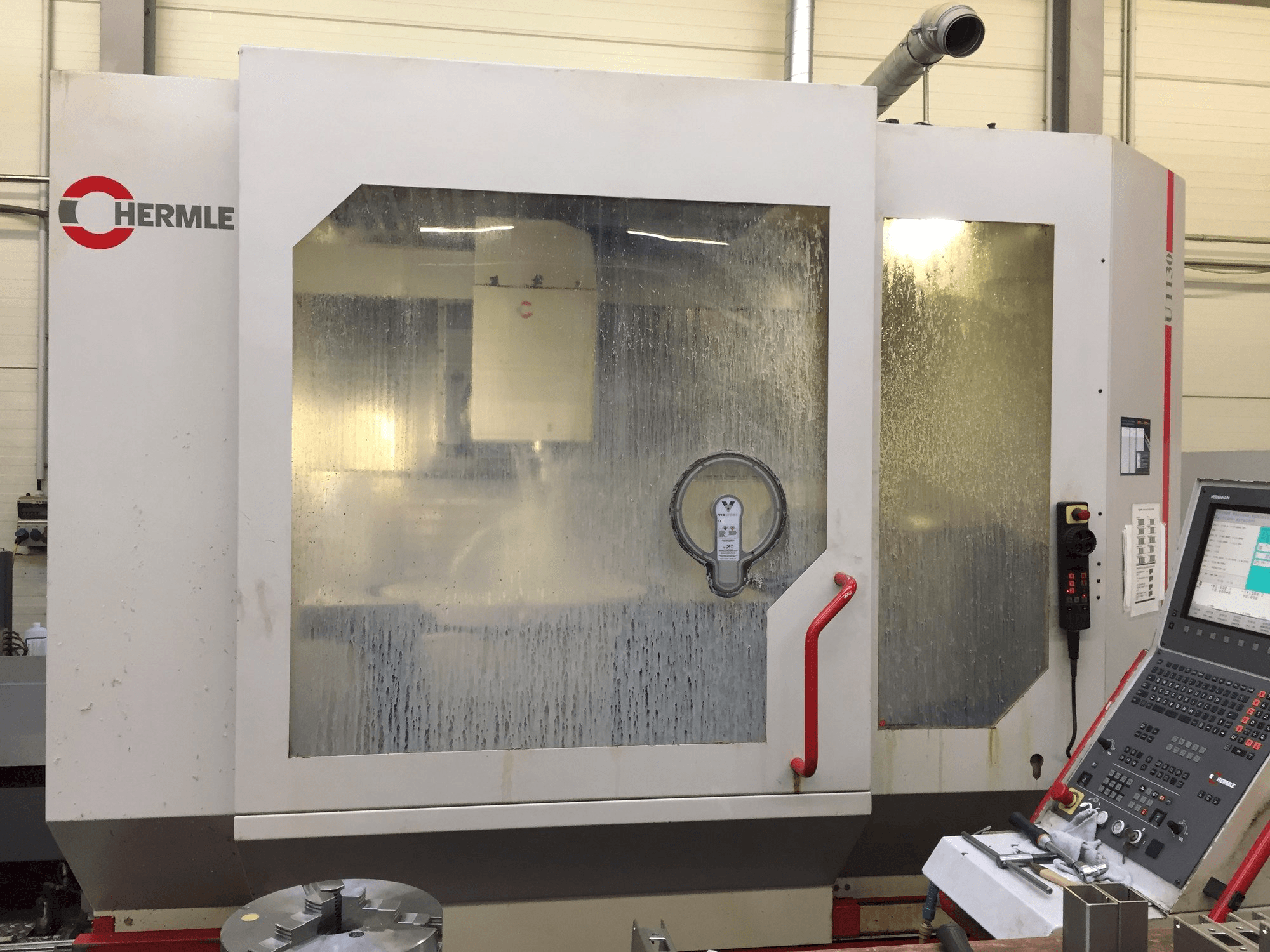 Koneen HERMLE U1130 etunäkymä