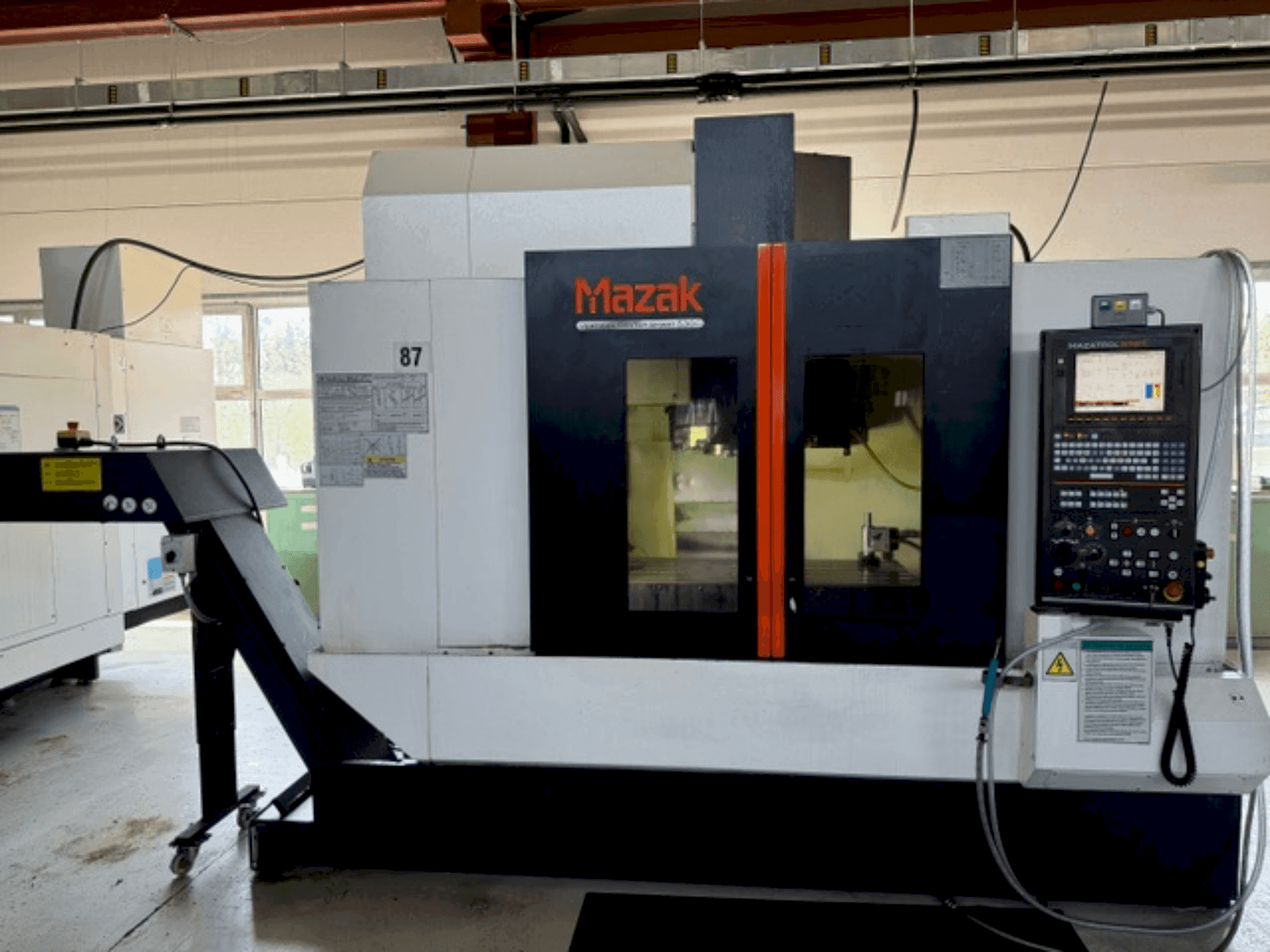 Koneen Mazak VCS530C etunäkymä