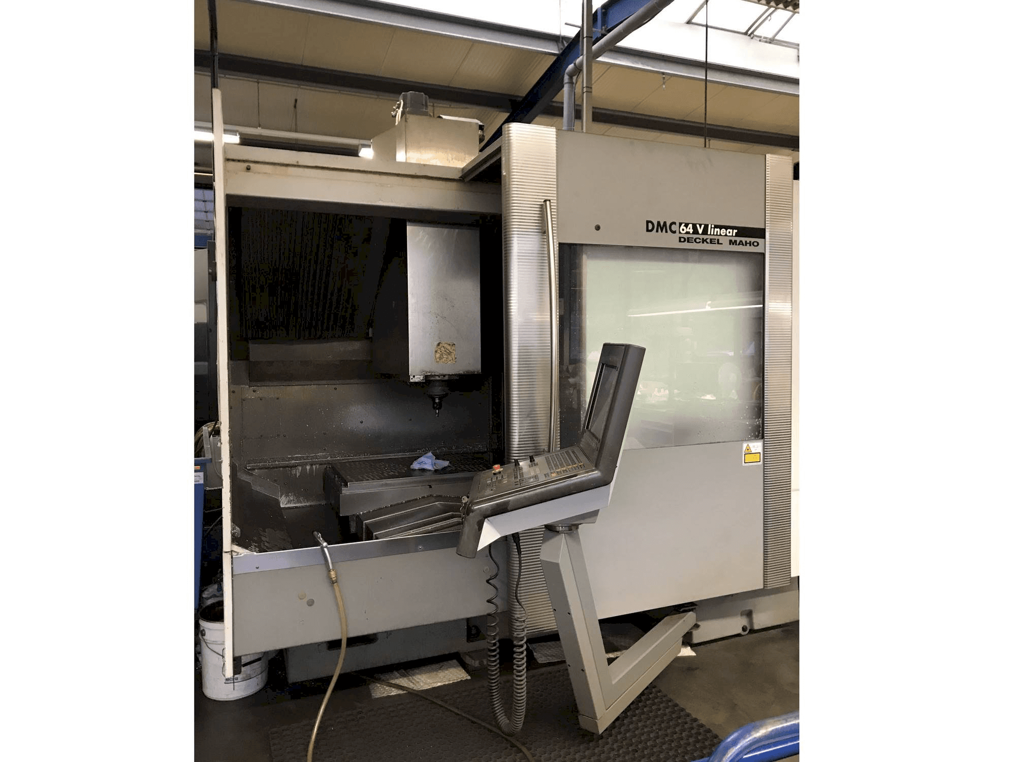 Koneen DECKEL MAHO DMC 64V Linear vasemman sivun näkymä