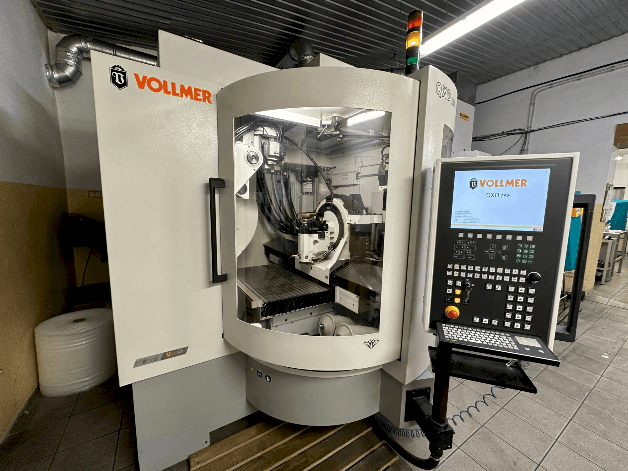 Koneen VOLLMER QXD 250 etunäkymä