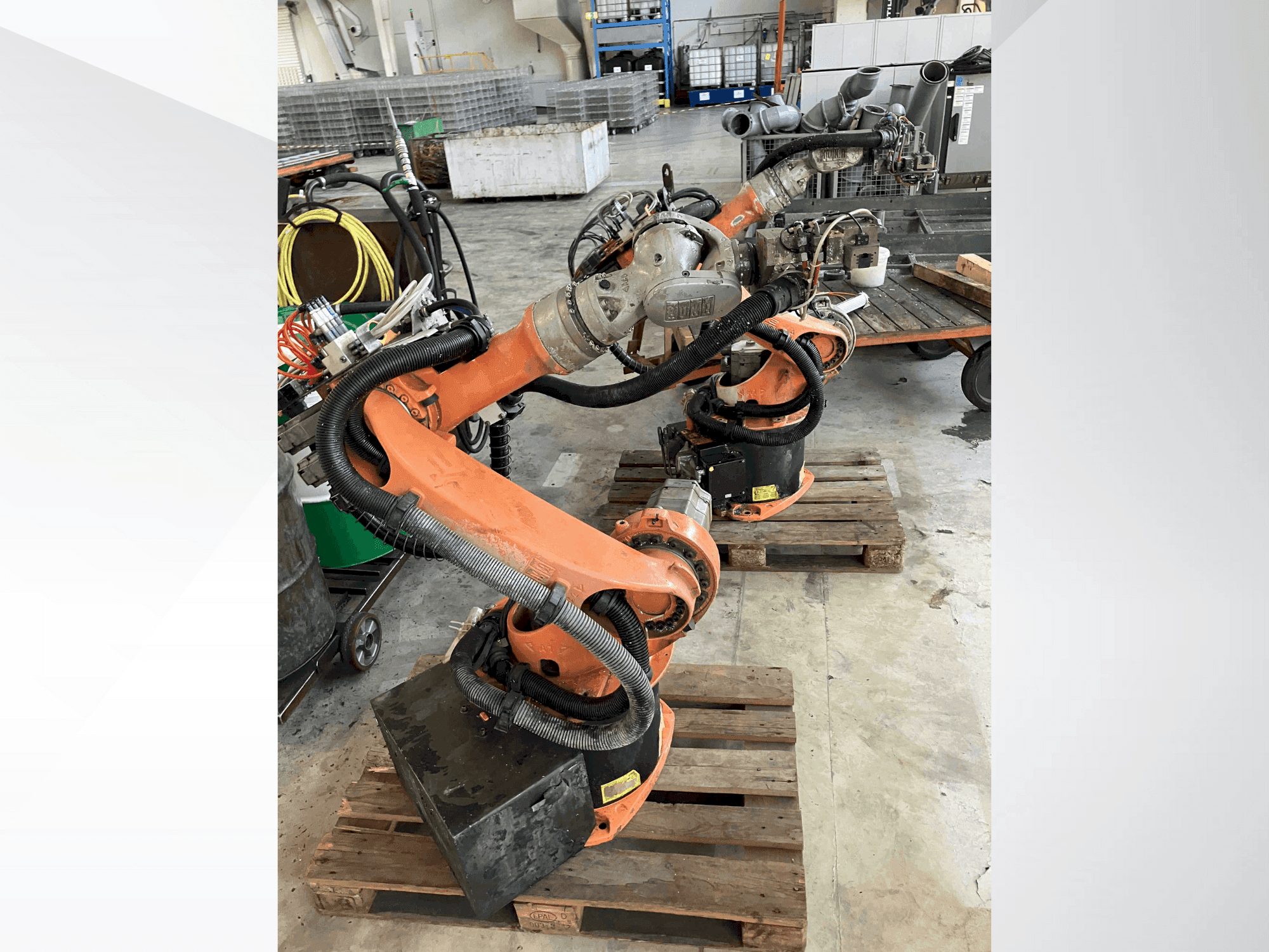 Koneen KUKA KR16 etunäkymä