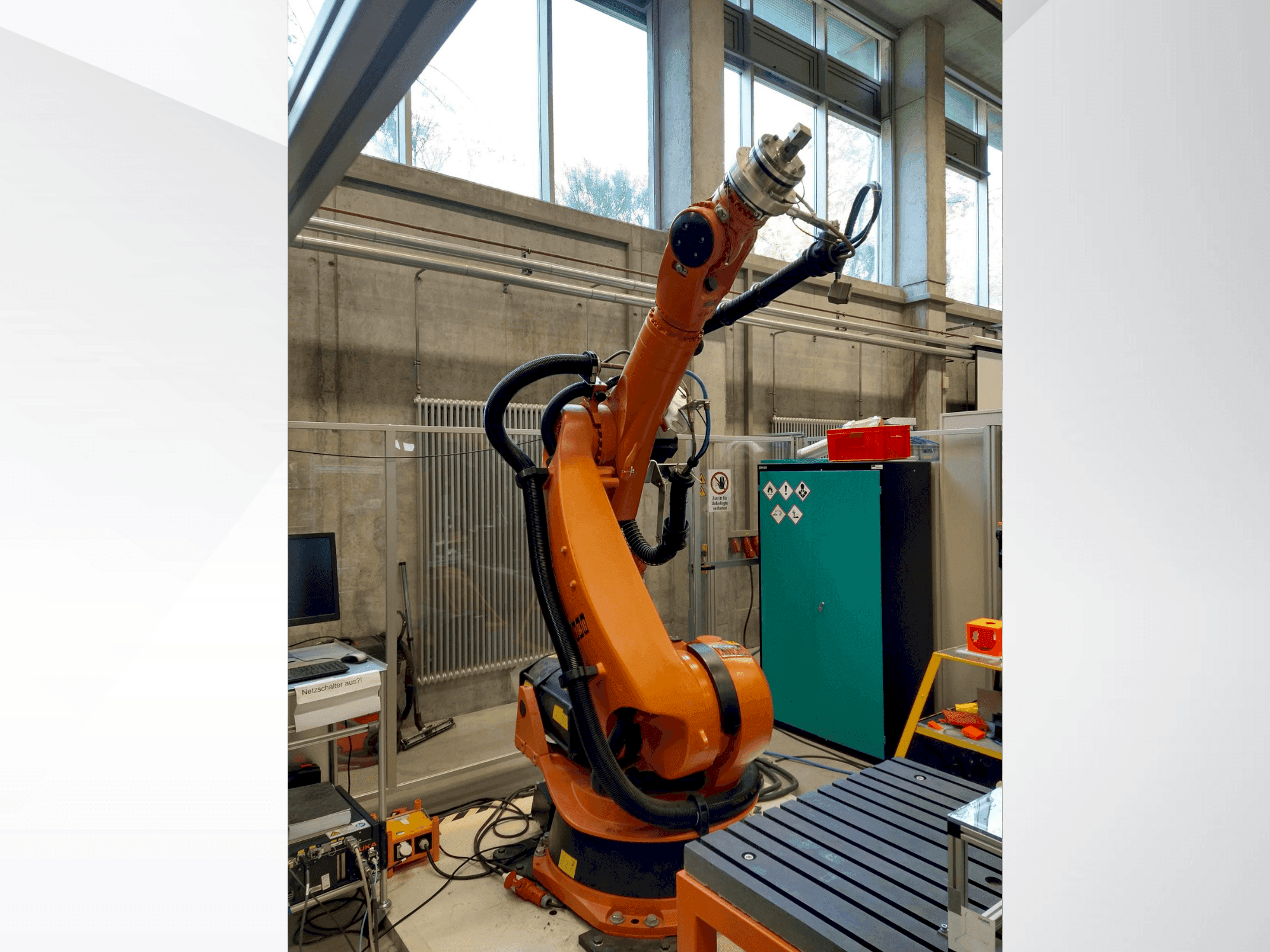 Koneen KUKA KR 240-2 2000 etunäkymä