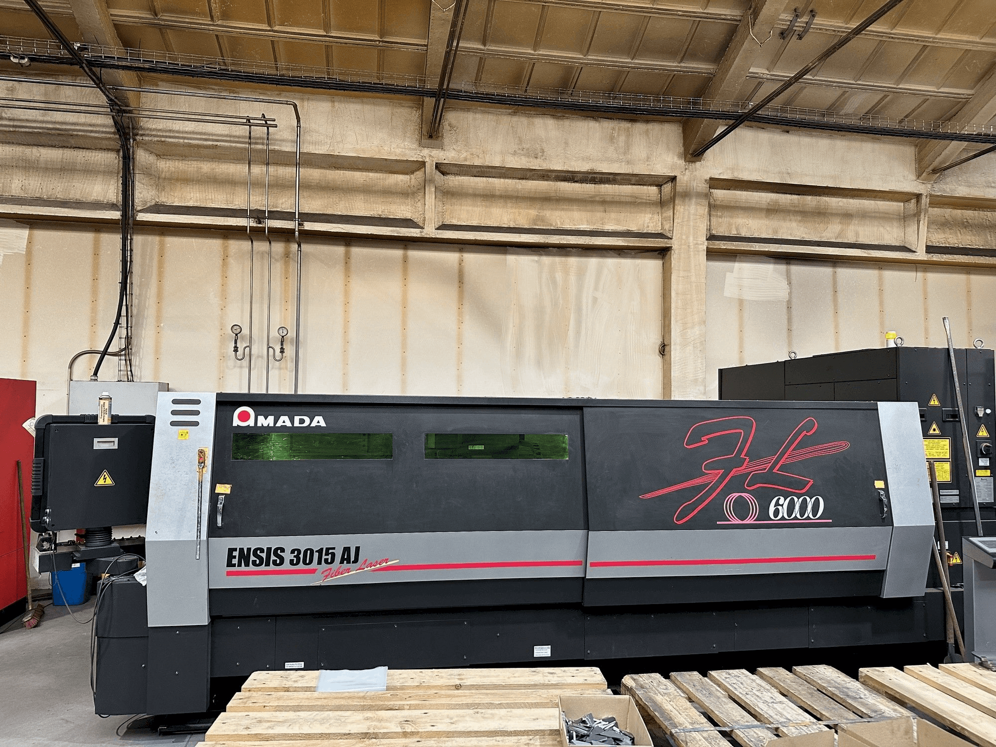 Koneen AMADA ENSIS-3015 AJ etunäkymä