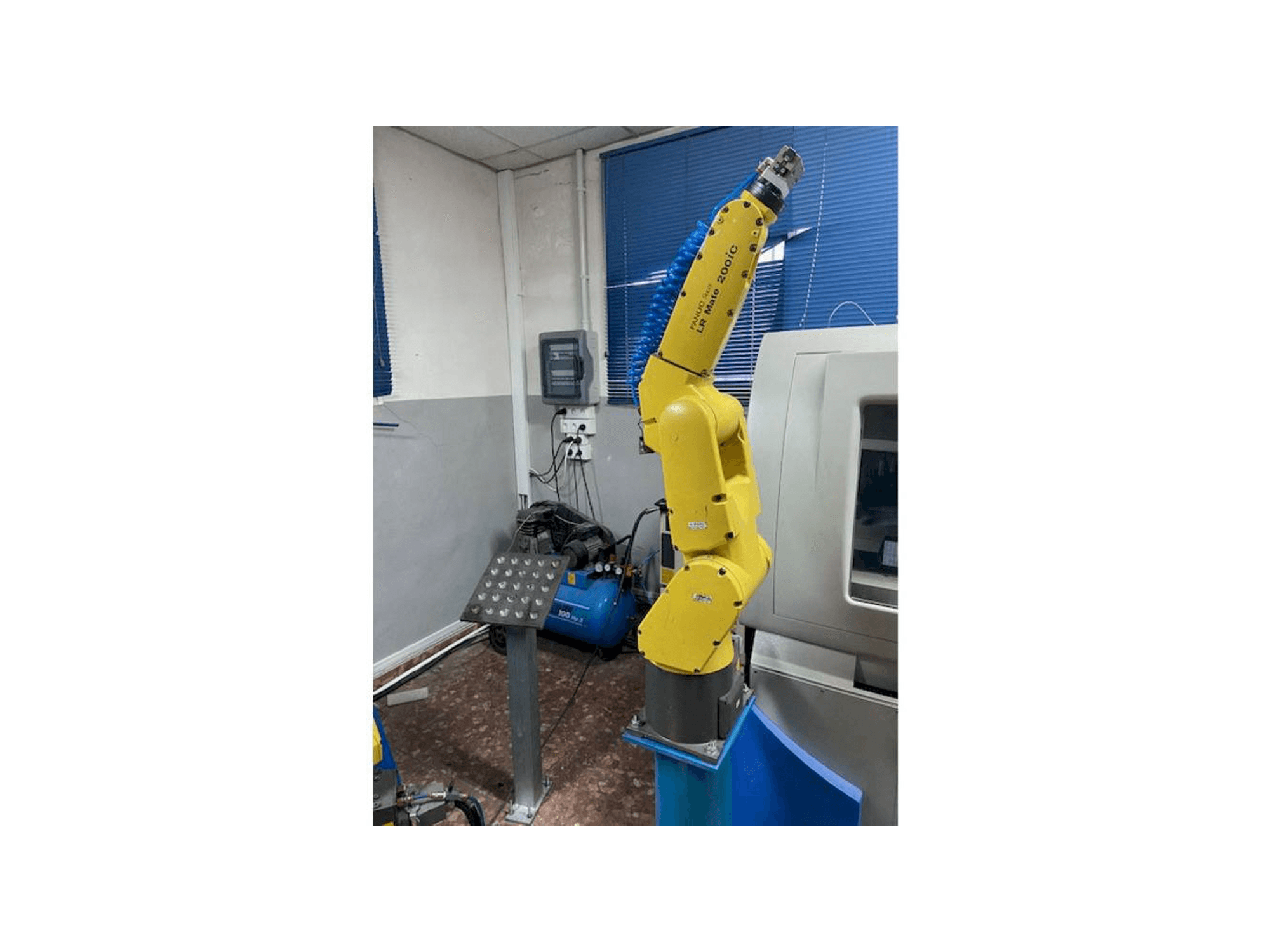 Koneen FANUC LR MATE 200 ic etunäkymä