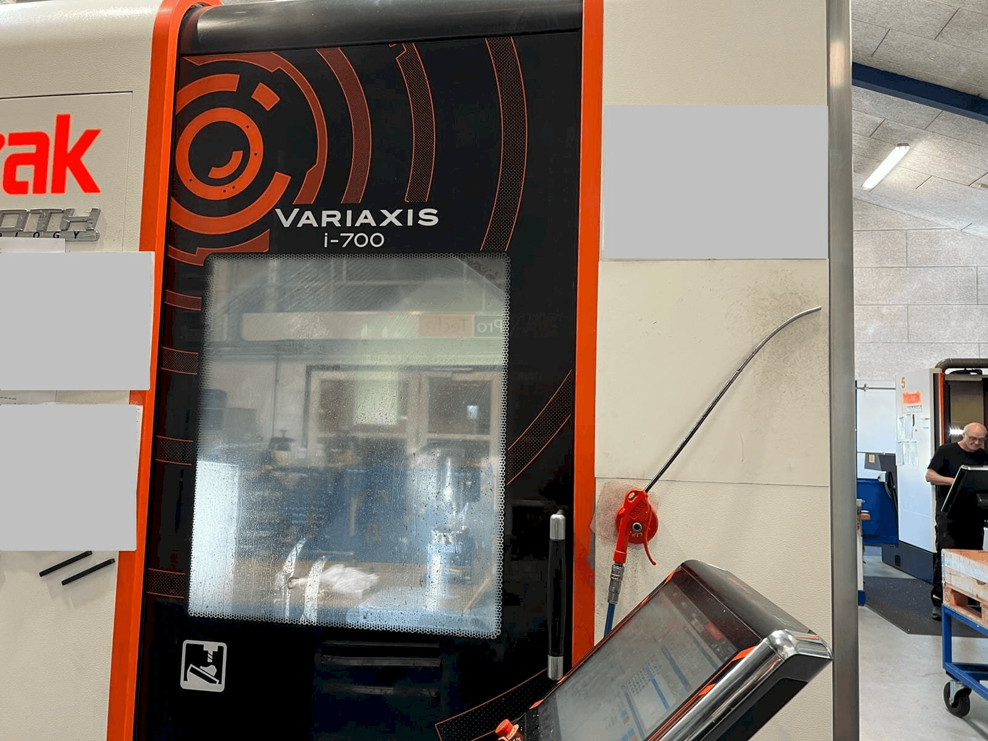 Koneen Mazak Variaxis i-700 etunäkymä
