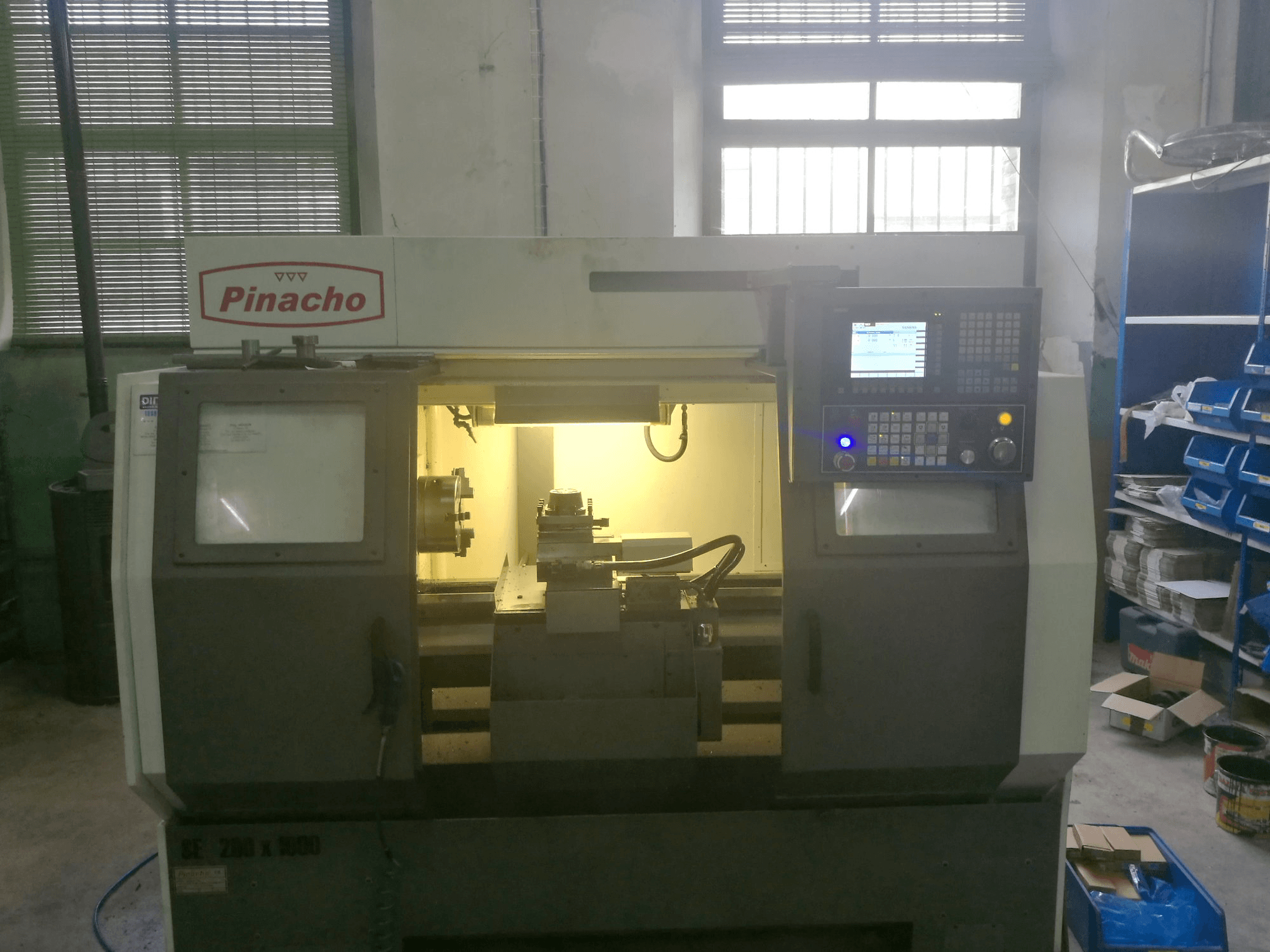 Koneen Pinacho etunäkymäSE-200