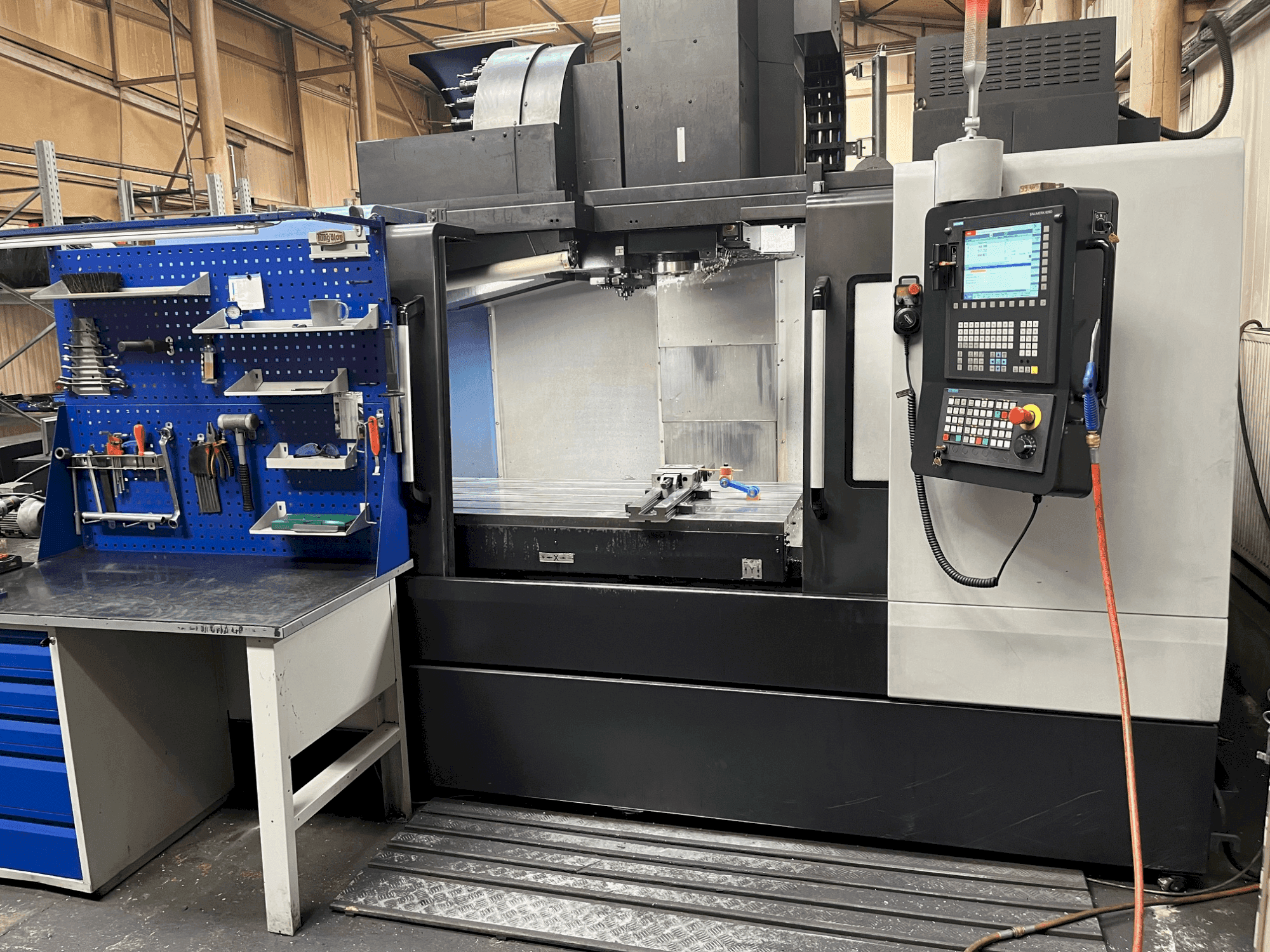 Koneen DOOSAN DNM 6700 etunäkymä