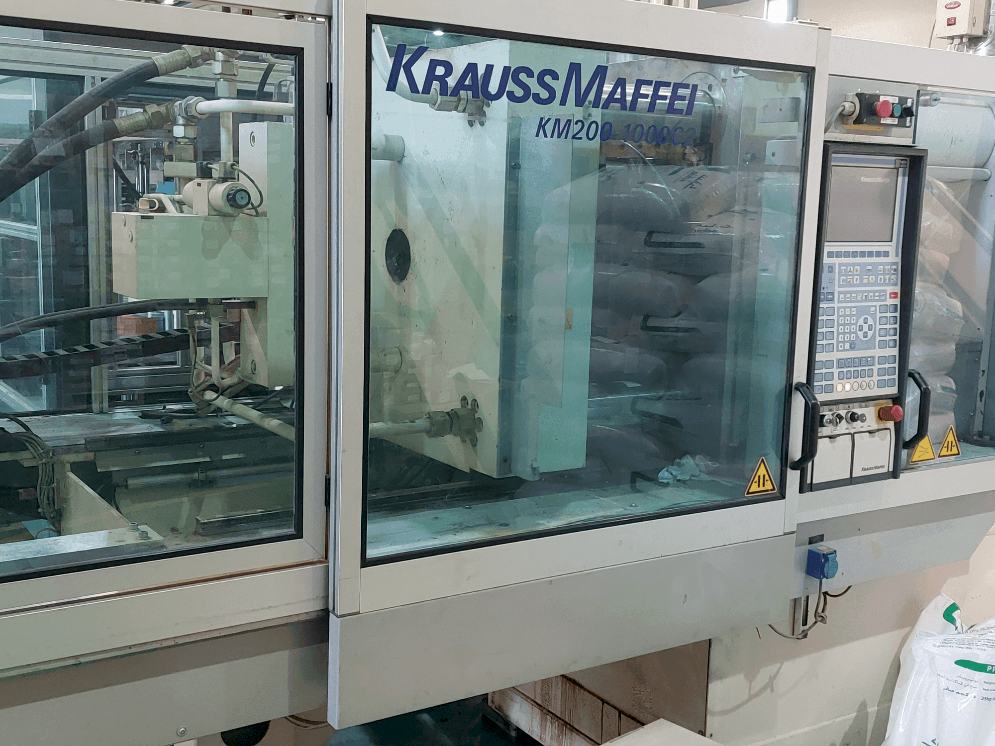Koneen Krauss Maffei 200-1000 C2 etunäkymä