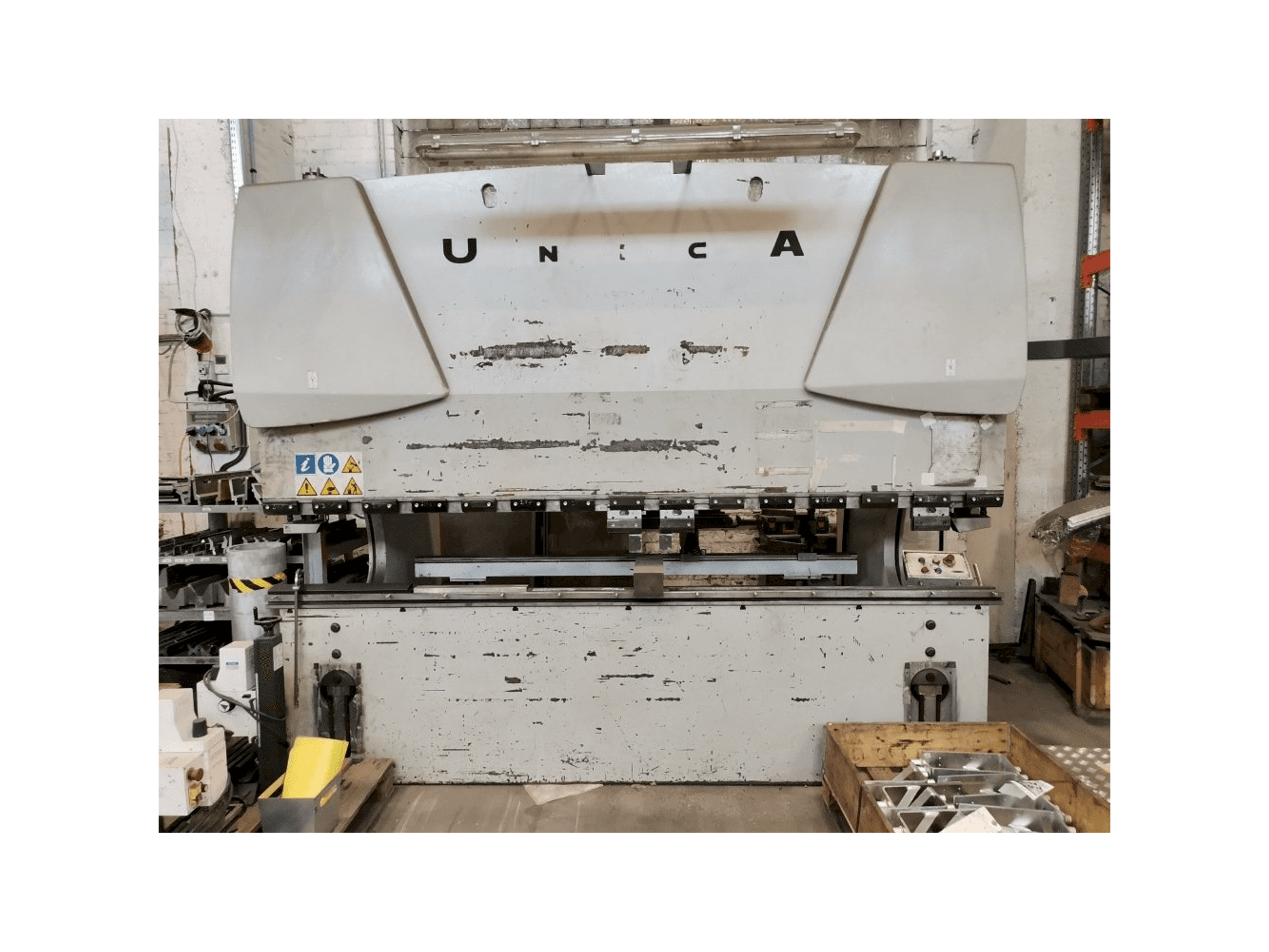 Koneen Warcom UNICA30-100 etunäkymä