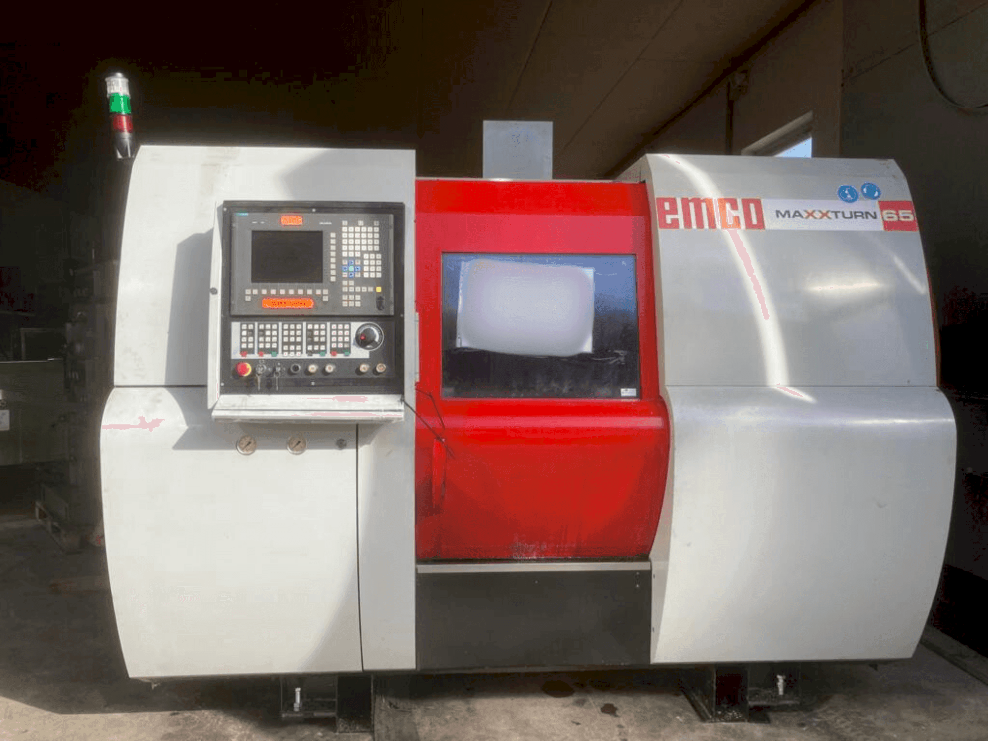Koneen EMCO Maxxturn 65 etunäkymä