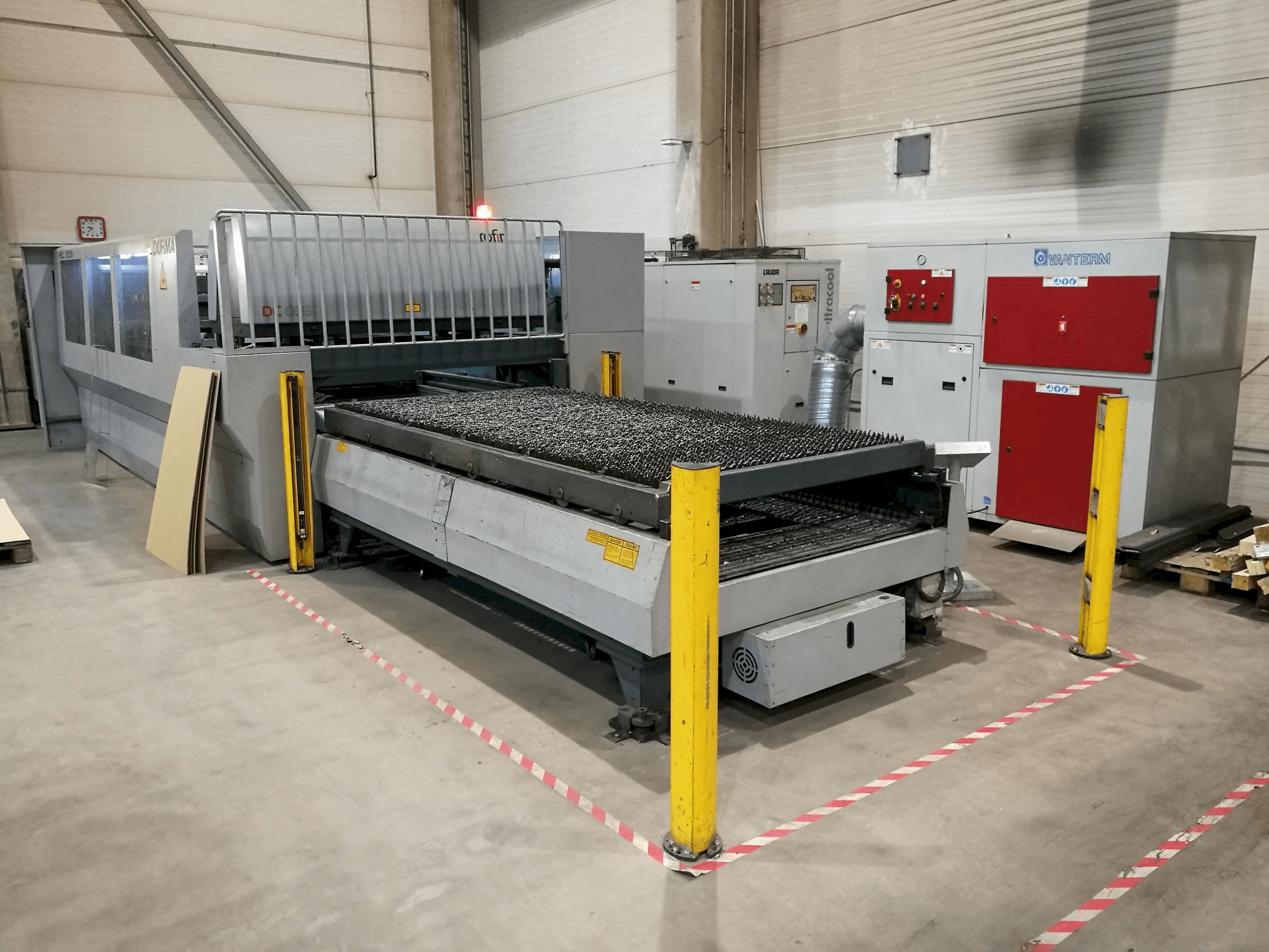 Koneen Durma HDL 3015 vasemman sivun näkymä