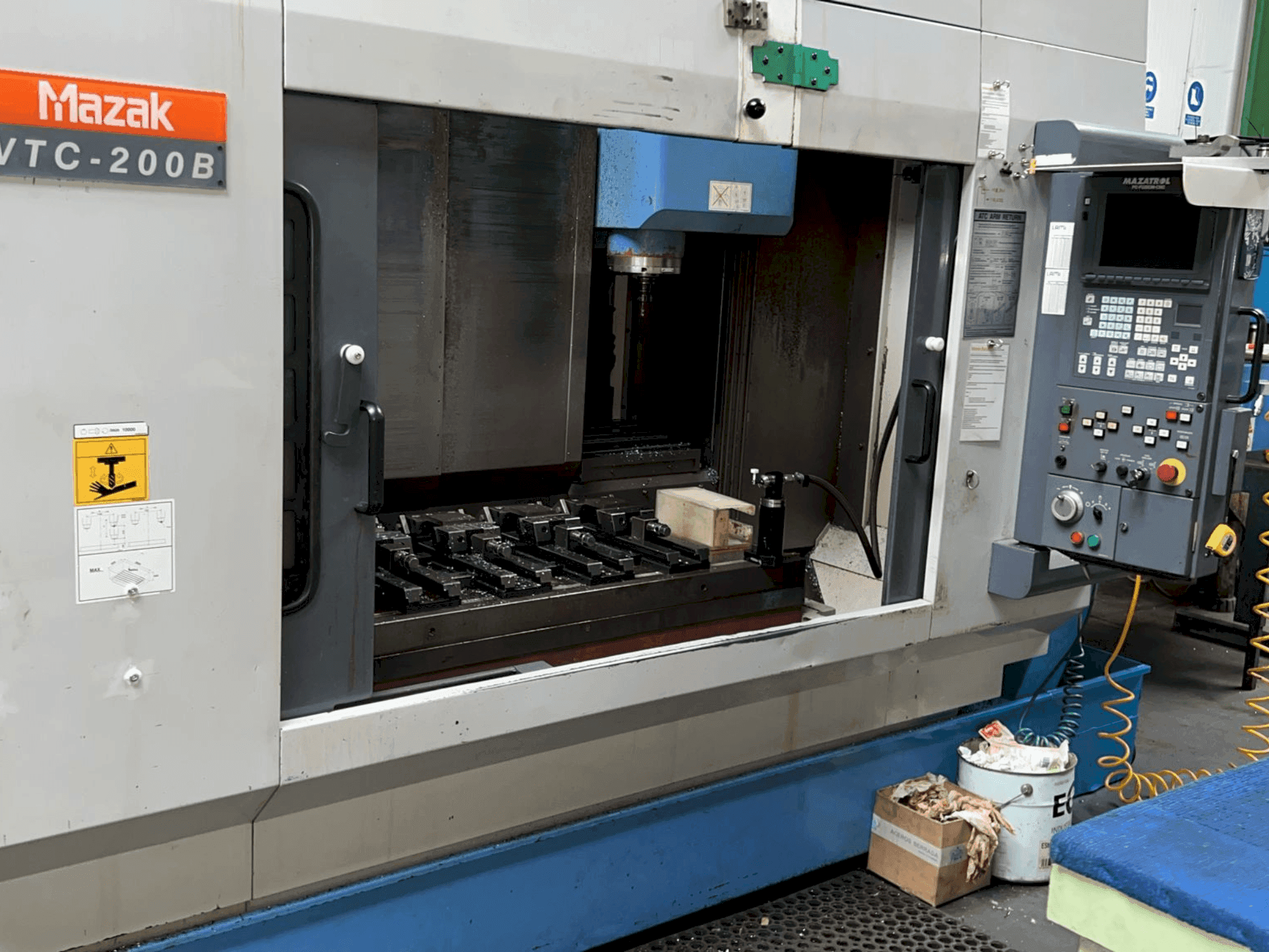 Koneen Mazak VTC 200B etunäkymä