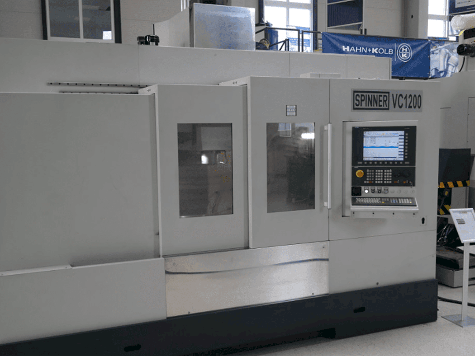 Koneen SPINNER VC 1200 etunäkymä