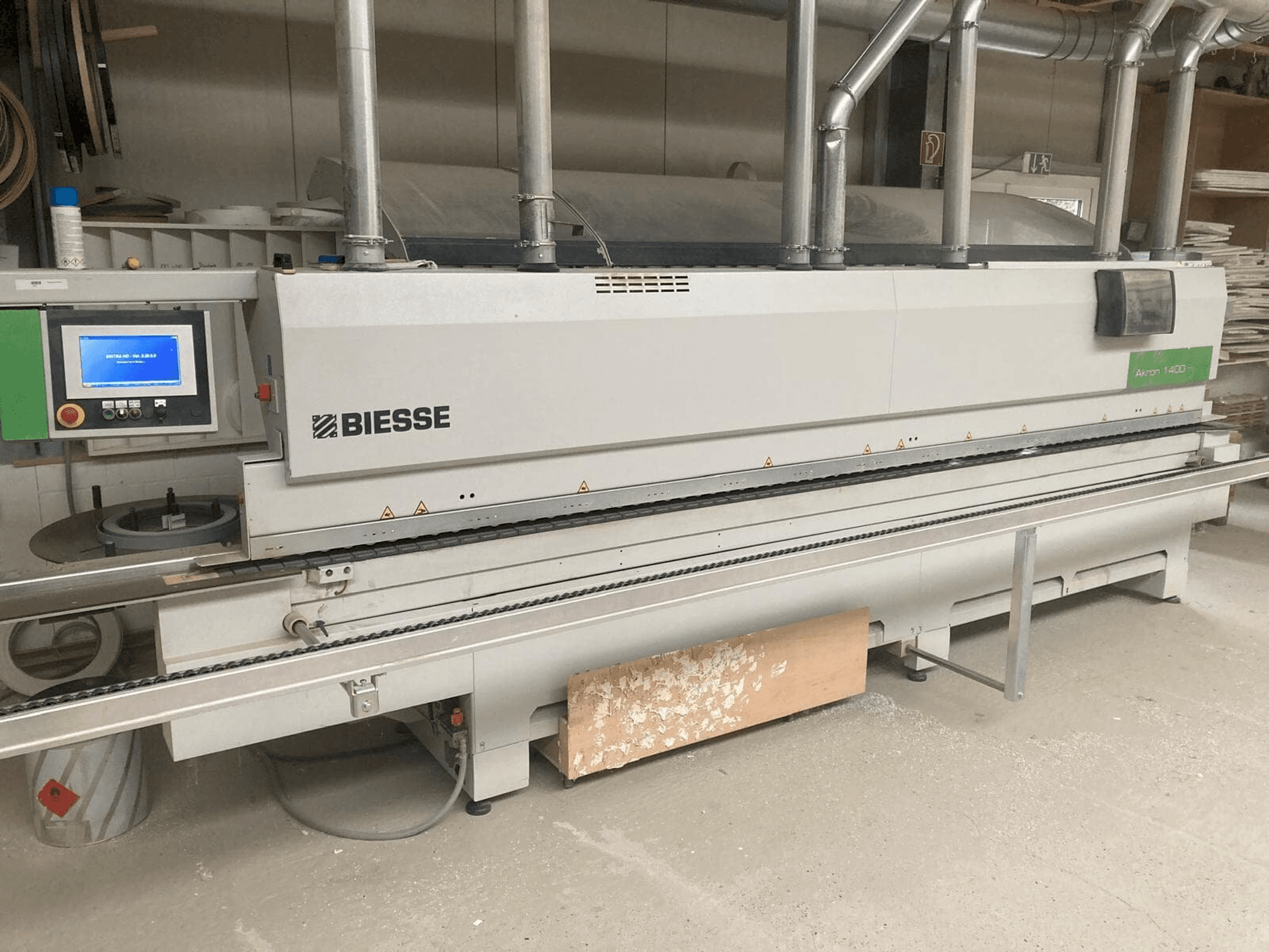 Koneen BIESSE AKRON 1440 etunäkymä