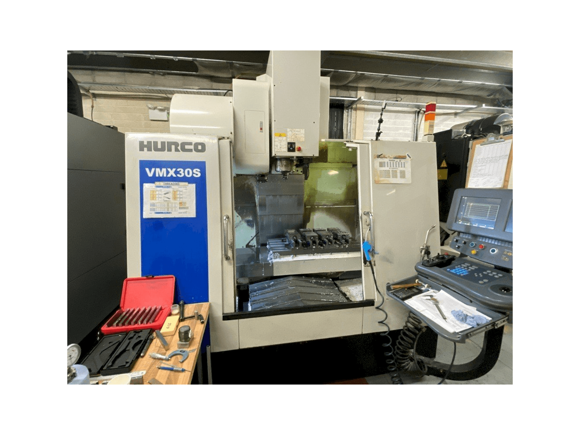 Koneen Hurco VMX30S etunäkymä