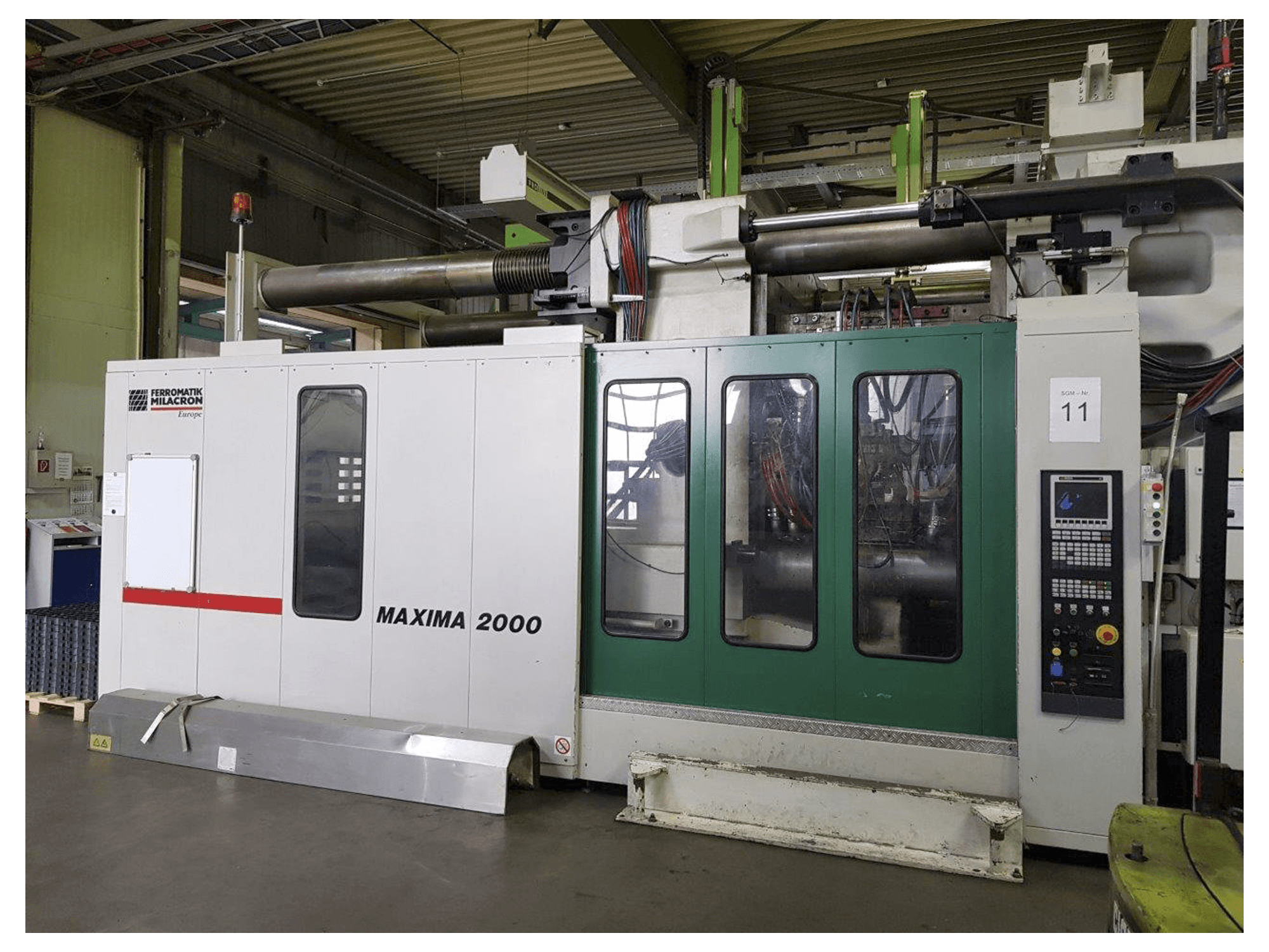 Koneen 1 FERROMATIK MILACRON oikea näkymäMM 2000