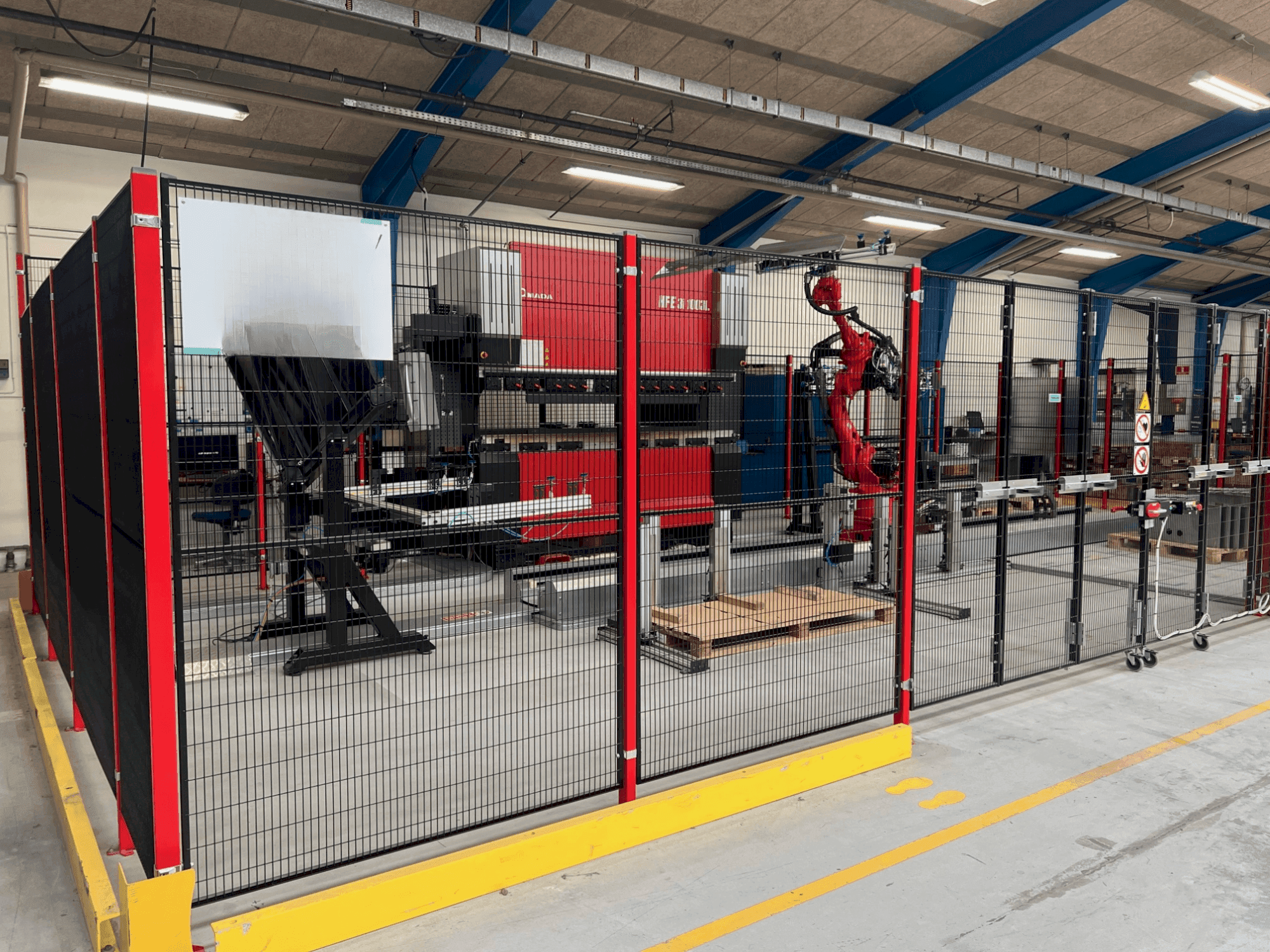 Koneen AMADA HFE3i 1003 8 axes L etunäkymä