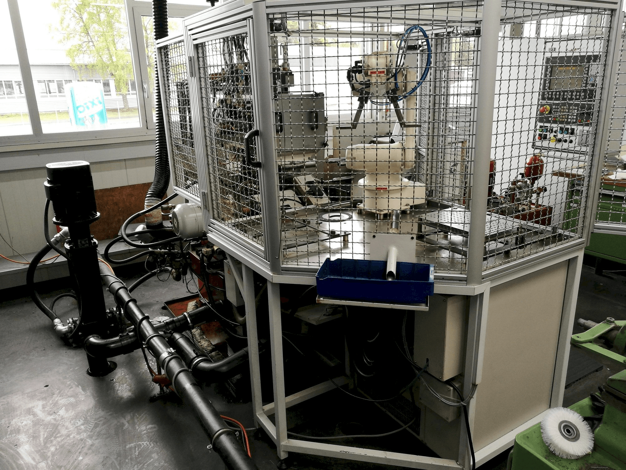 Koneen Haux NS 435G vasemman sivun näkymä