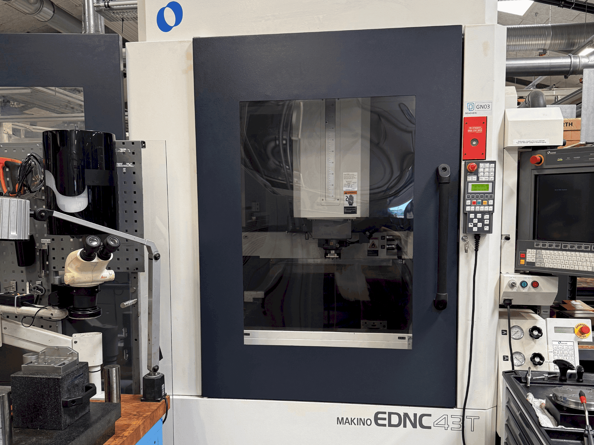 Koneen Makino EDNC 43T incl. Erowa Robot 120 pcs etunäkymä