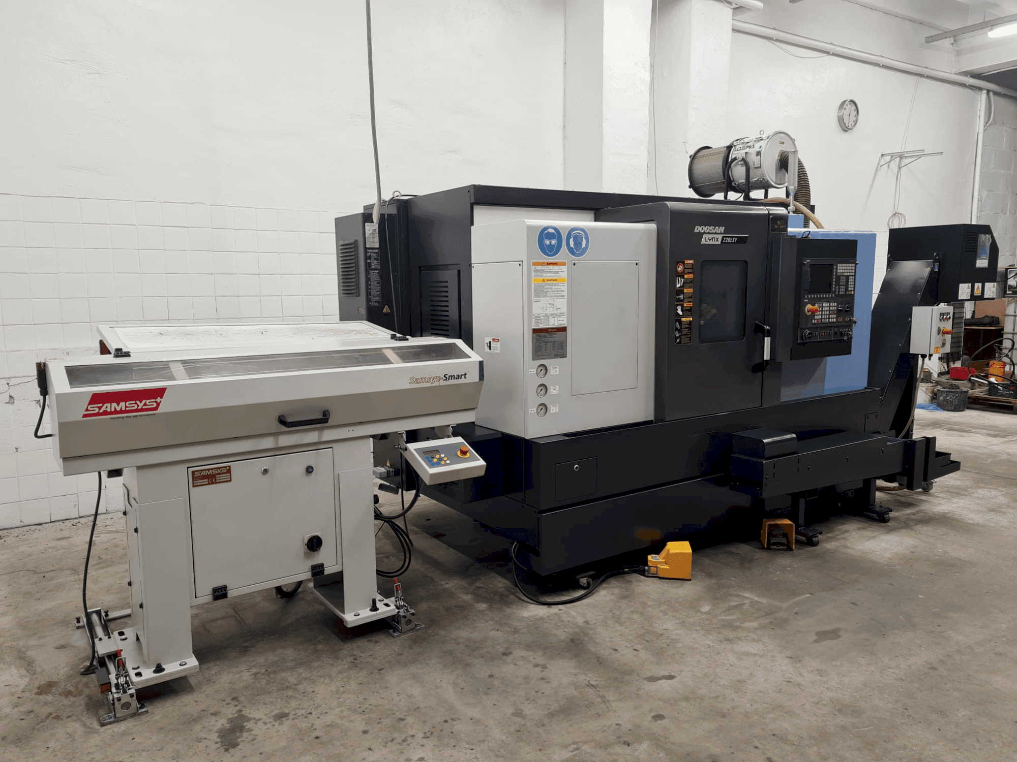 Koneen DOOSAN LYNX 220 LSYC etunäkymä