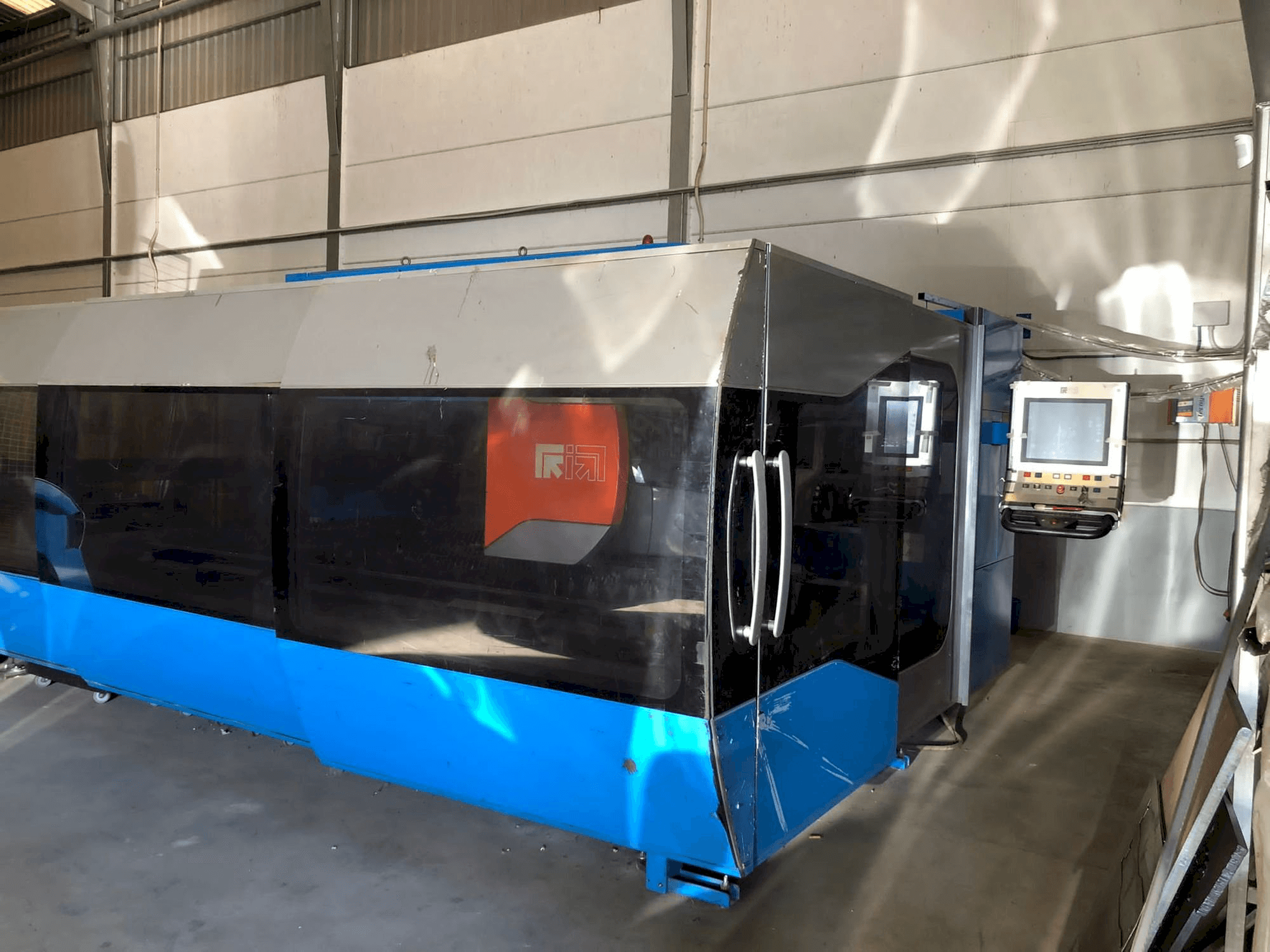 Koneen Prima Power Zaphiro etunäkymä