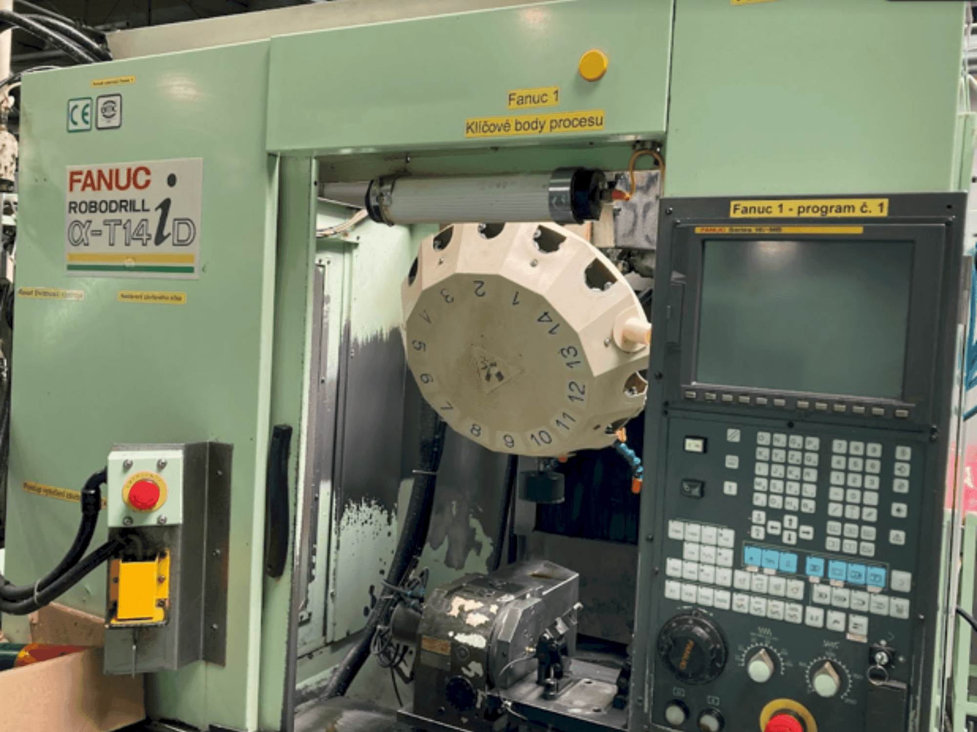 Koneen FANUC Robodrill Alpha-T14 iD etunäkymä