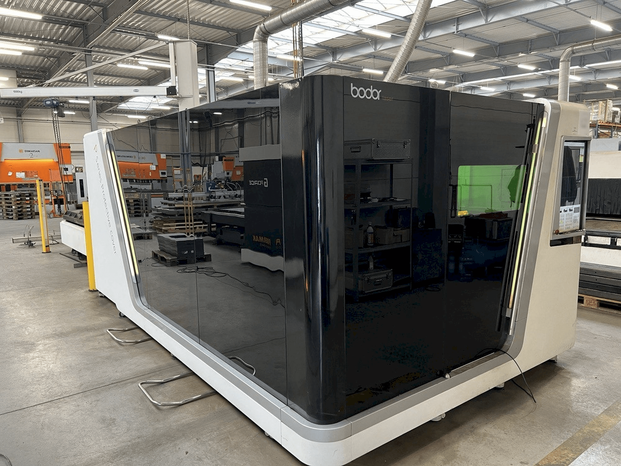 Koneen Bodor P3015 etunäkymä