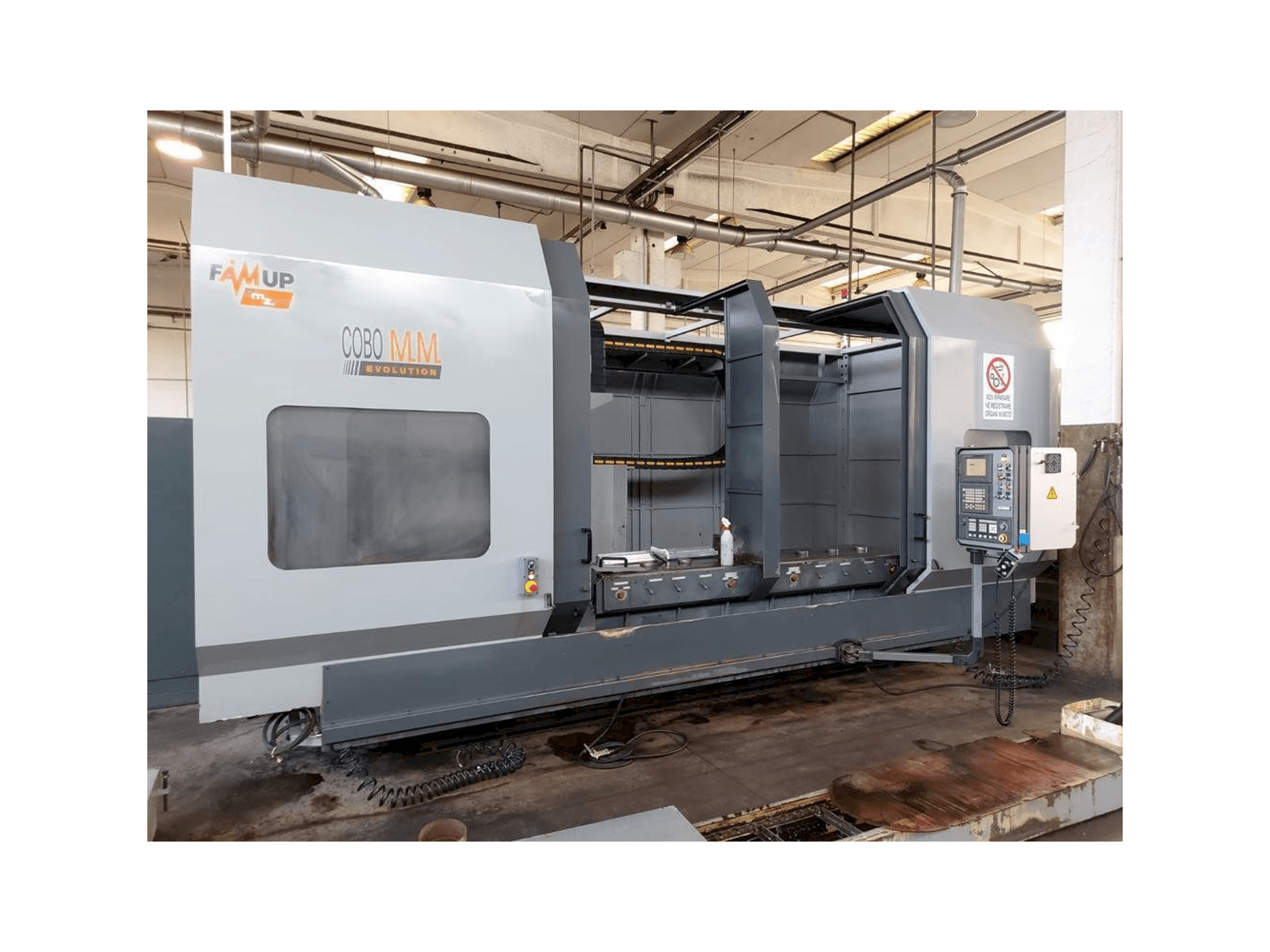 Koneen FAMUP COBO 3000 etunäkymä