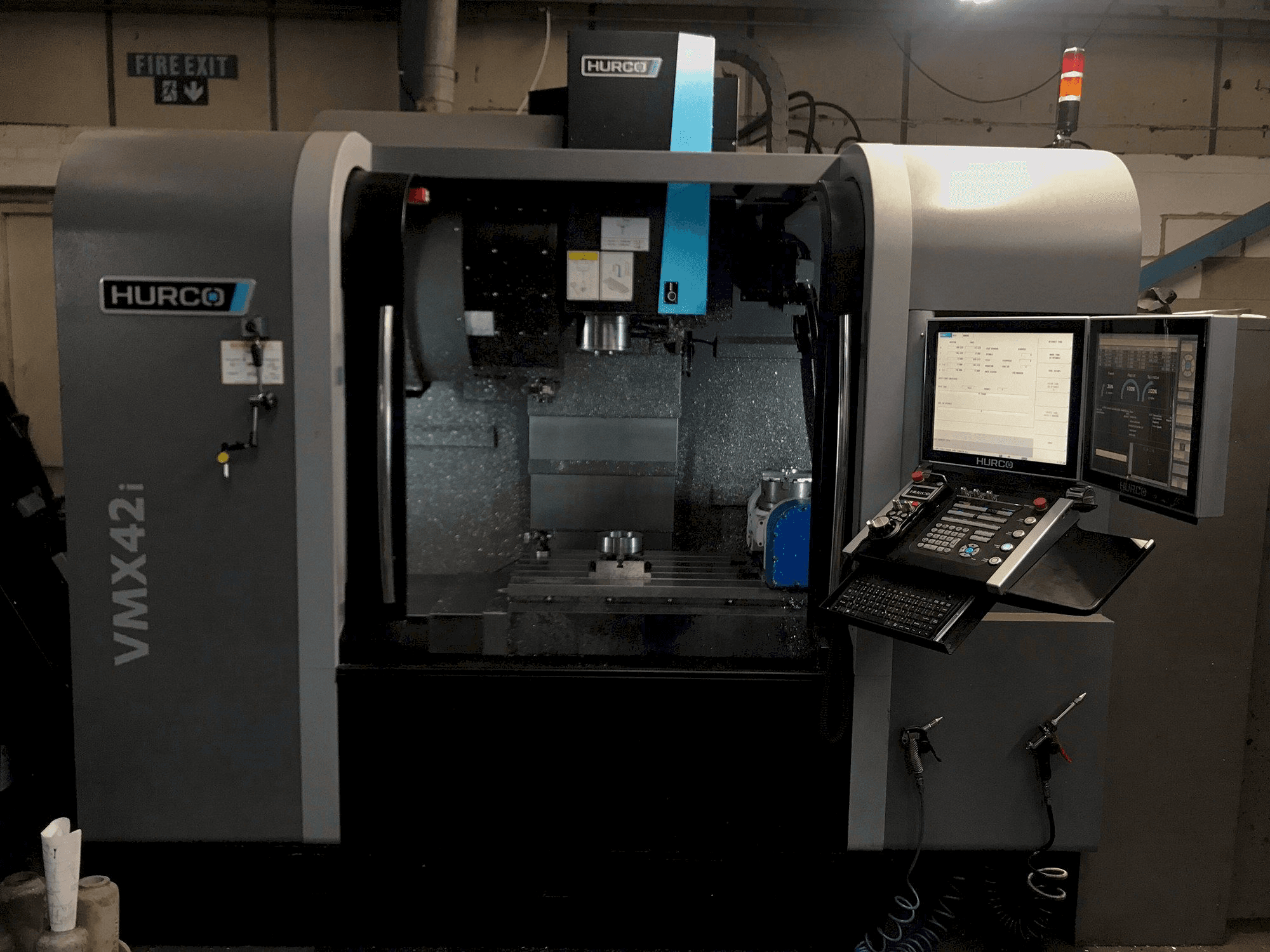 Koneen Hurco VMX42i etunäkymä