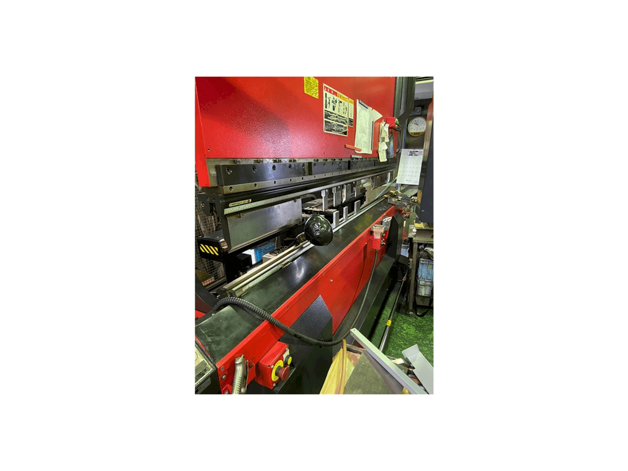 Koneen AMADA HDS 8025 NT vasemman sivun näkymä