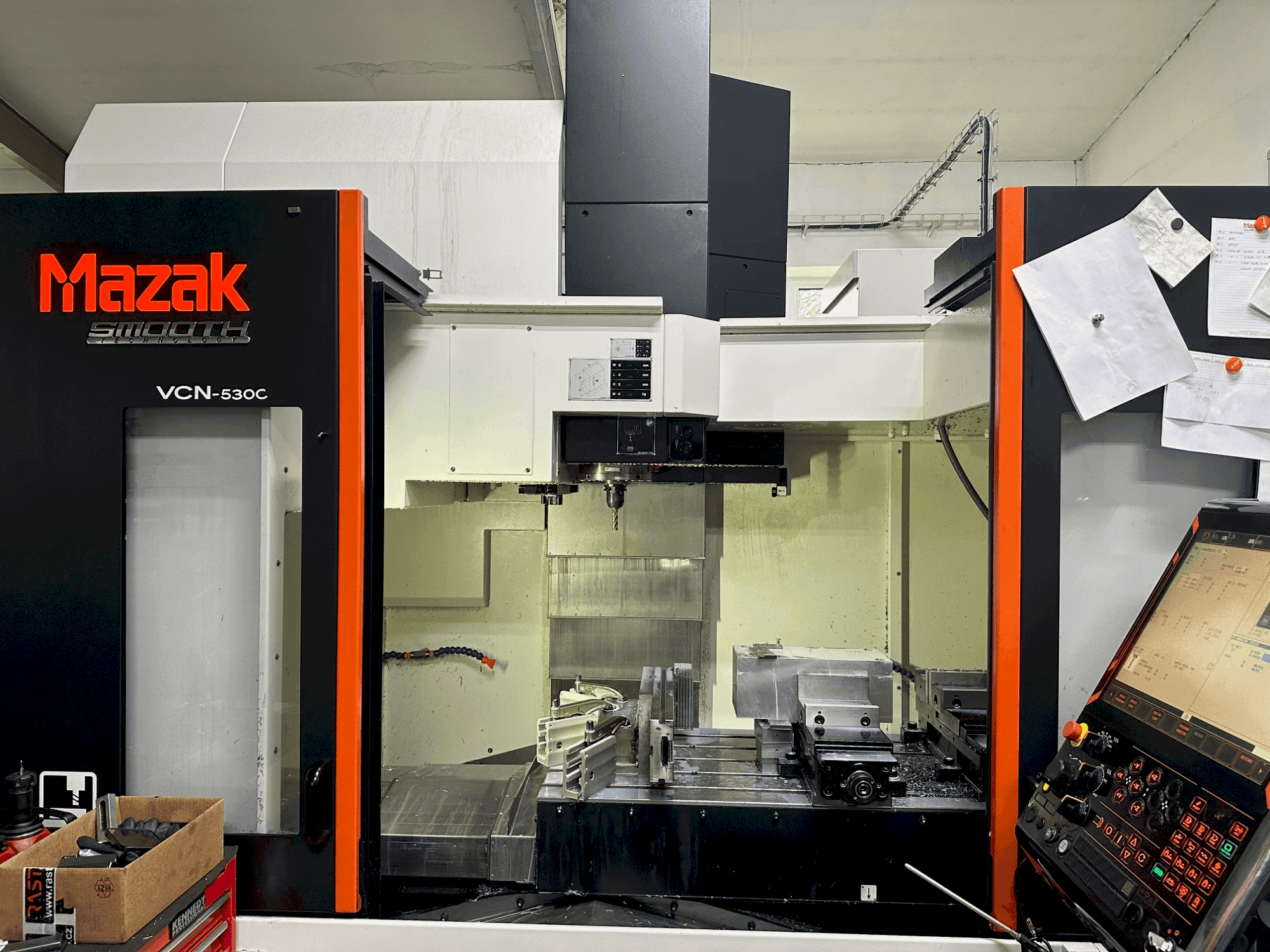 Koneen Mazak VCN-530C etunäkymä