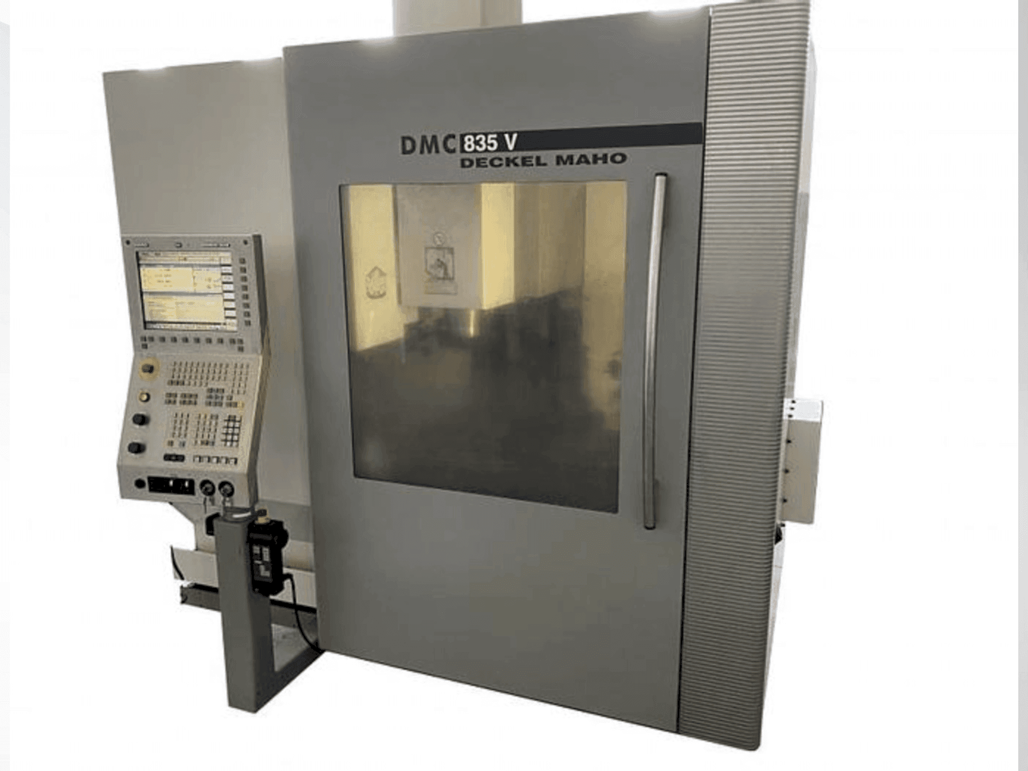 Koneen DMG DECKEL MAHO DMC 835V etunäkymä