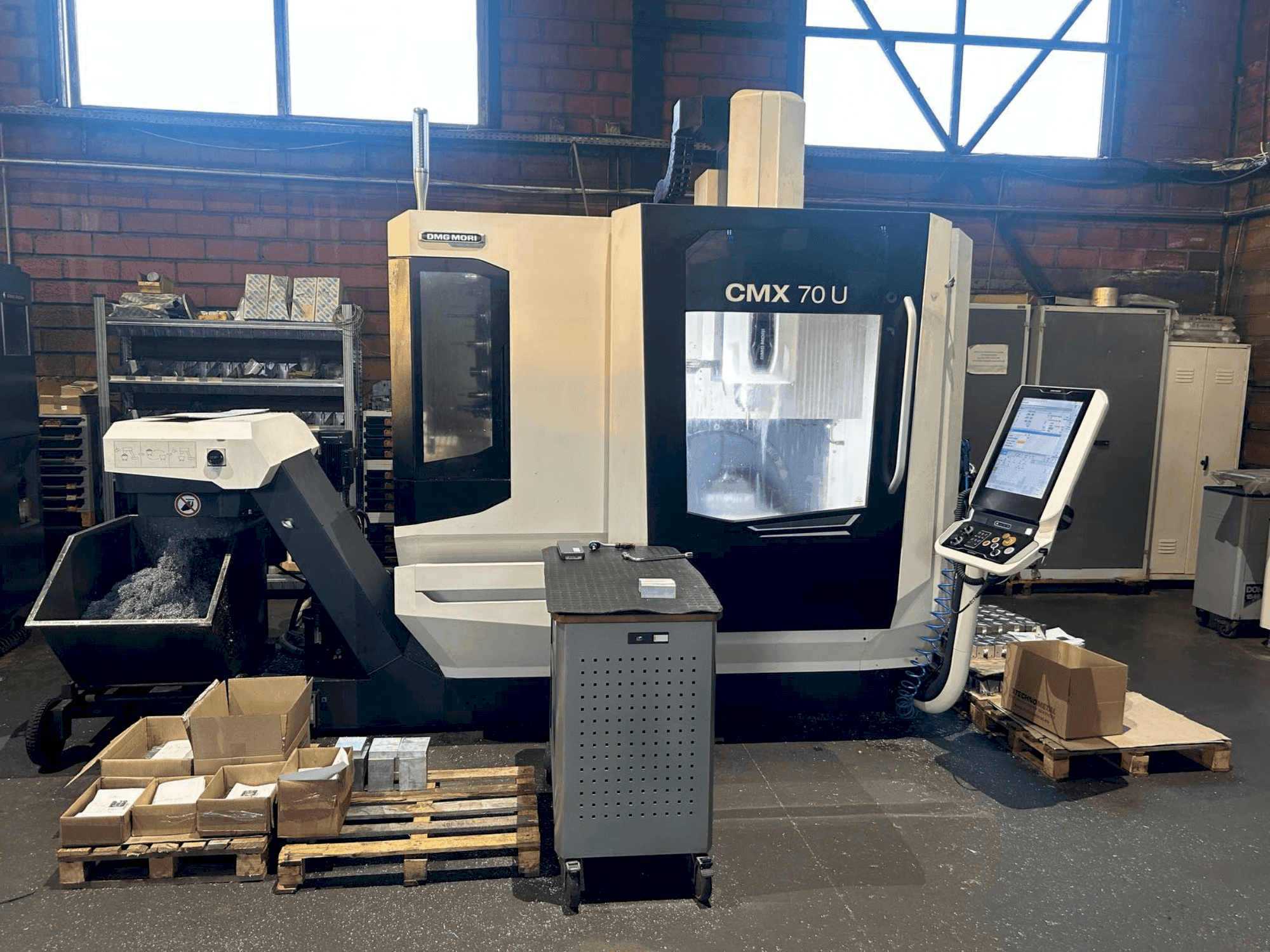 Koneen DMG MORI CMX 70U (2022) etunäkymä